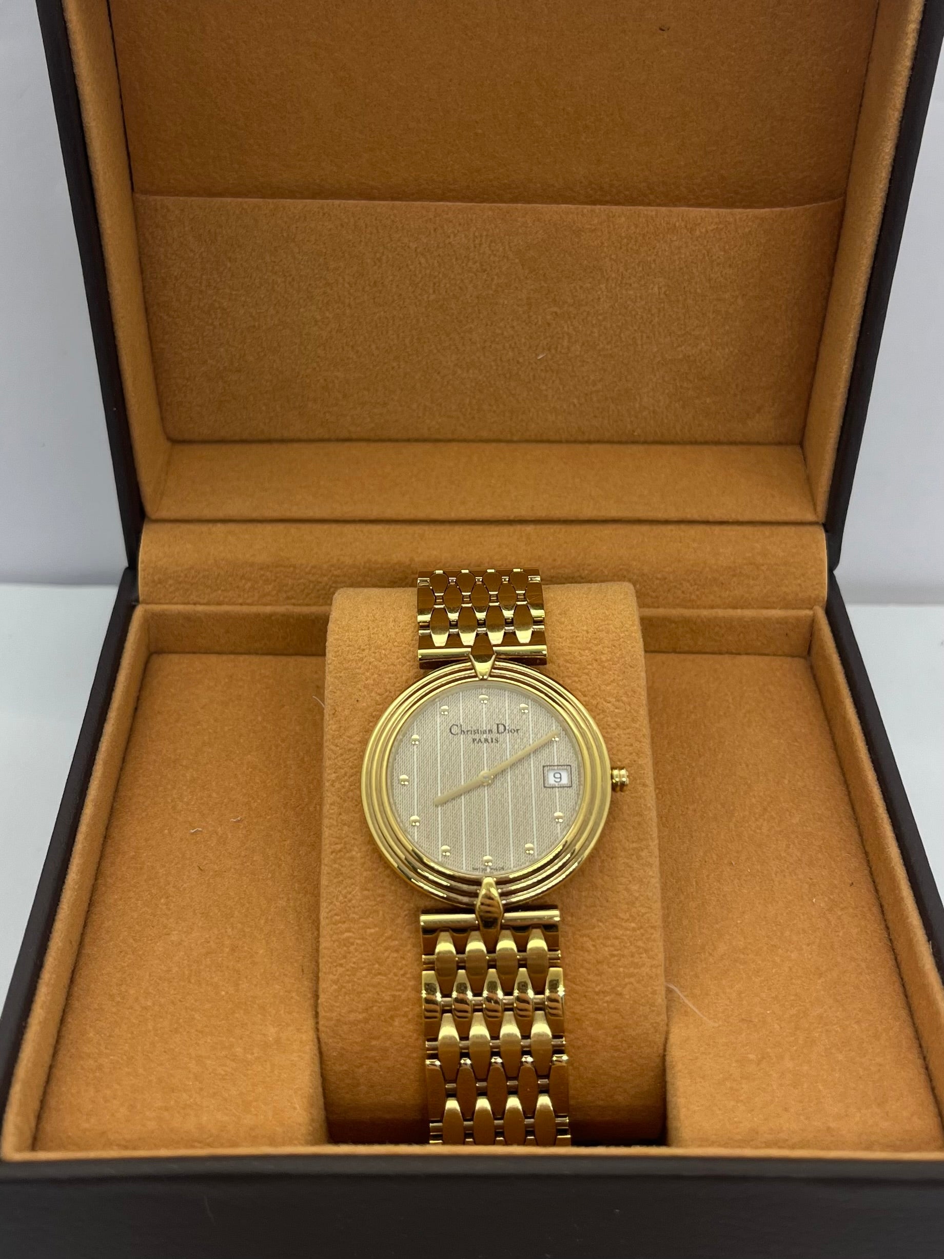 Montre Christian Dior Bagheera pour femme, élégamment plaquée or, alliant raffinement et design emblématique. Ce modèle vintage incarne le savoir-faire horloger de la maison Dior, avec son boîtier doré et son style intemporel. Une pièce rare et sophistiquée, parfaite pour sublimer toutes vos tenues.