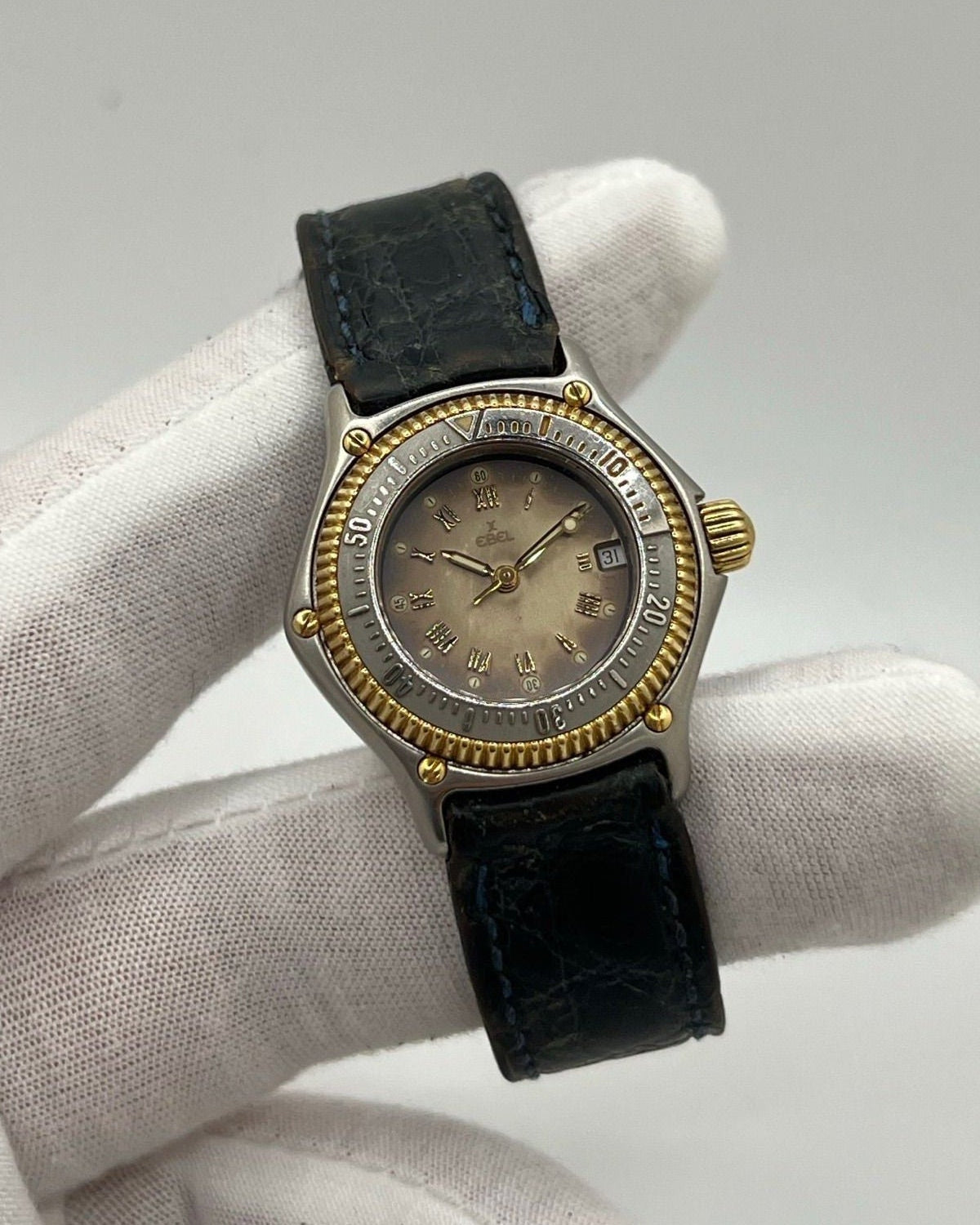 Découvrez l’Ebel Discovery Gold Lady, une montre raffinée qui allie élégance et performance. Conçue pour sublimer le poignet féminin, elle se distingue par son design sophistiqué et son boîtier doré, symbole de luxe et de distinction. Véritable chef-d’œuvre horloger, cette montre Ebel incarne le parfait équilibre entre modernité et tradition. Idéale pour les passionnées de haute horlogerie à la recherche d’un garde-temps unique.