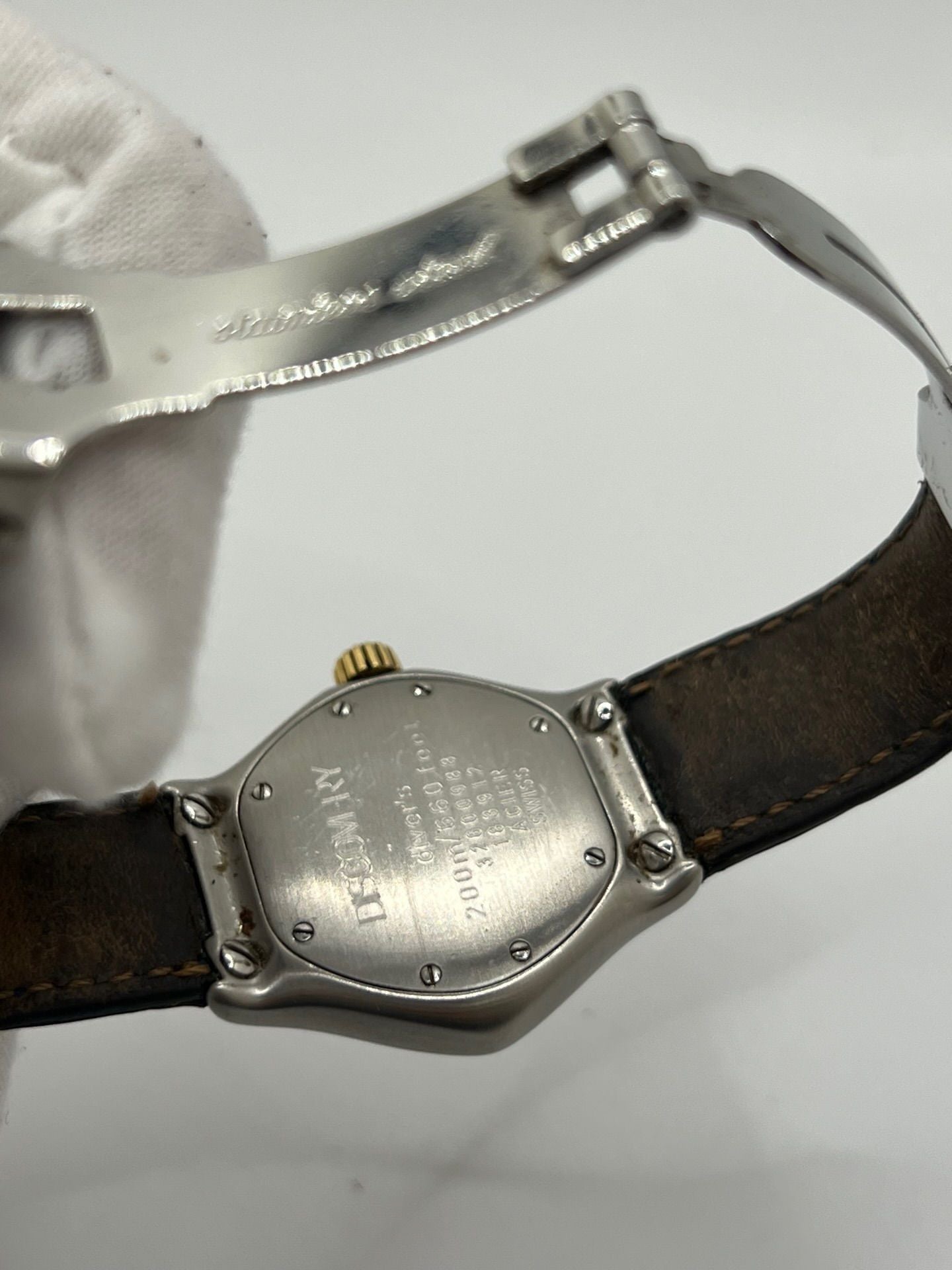 Découvrez l’Ebel Discovery Gold Lady, une montre raffinée qui allie élégance et performance. Conçue pour sublimer le poignet féminin, elle se distingue par son design sophistiqué et son boîtier doré, symbole de luxe et de distinction. Véritable chef-d’œuvre horloger, cette montre Ebel incarne le parfait équilibre entre modernité et tradition. Idéale pour les passionnées de haute horlogerie à la recherche d’un garde-temps unique.