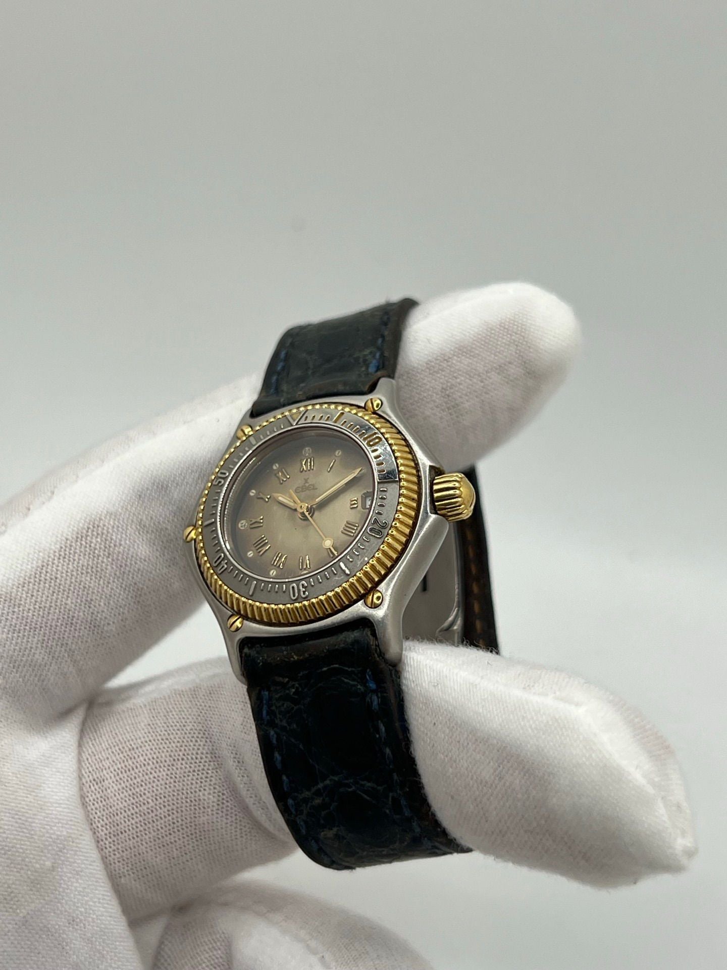 Découvrez l’Ebel Discovery Gold Lady, une montre raffinée qui allie élégance et performance. Conçue pour sublimer le poignet féminin, elle se distingue par son design sophistiqué et son boîtier doré, symbole de luxe et de distinction. Véritable chef-d’œuvre horloger, cette montre Ebel incarne le parfait équilibre entre modernité et tradition. Idéale pour les passionnées de haute horlogerie à la recherche d’un garde-temps unique.