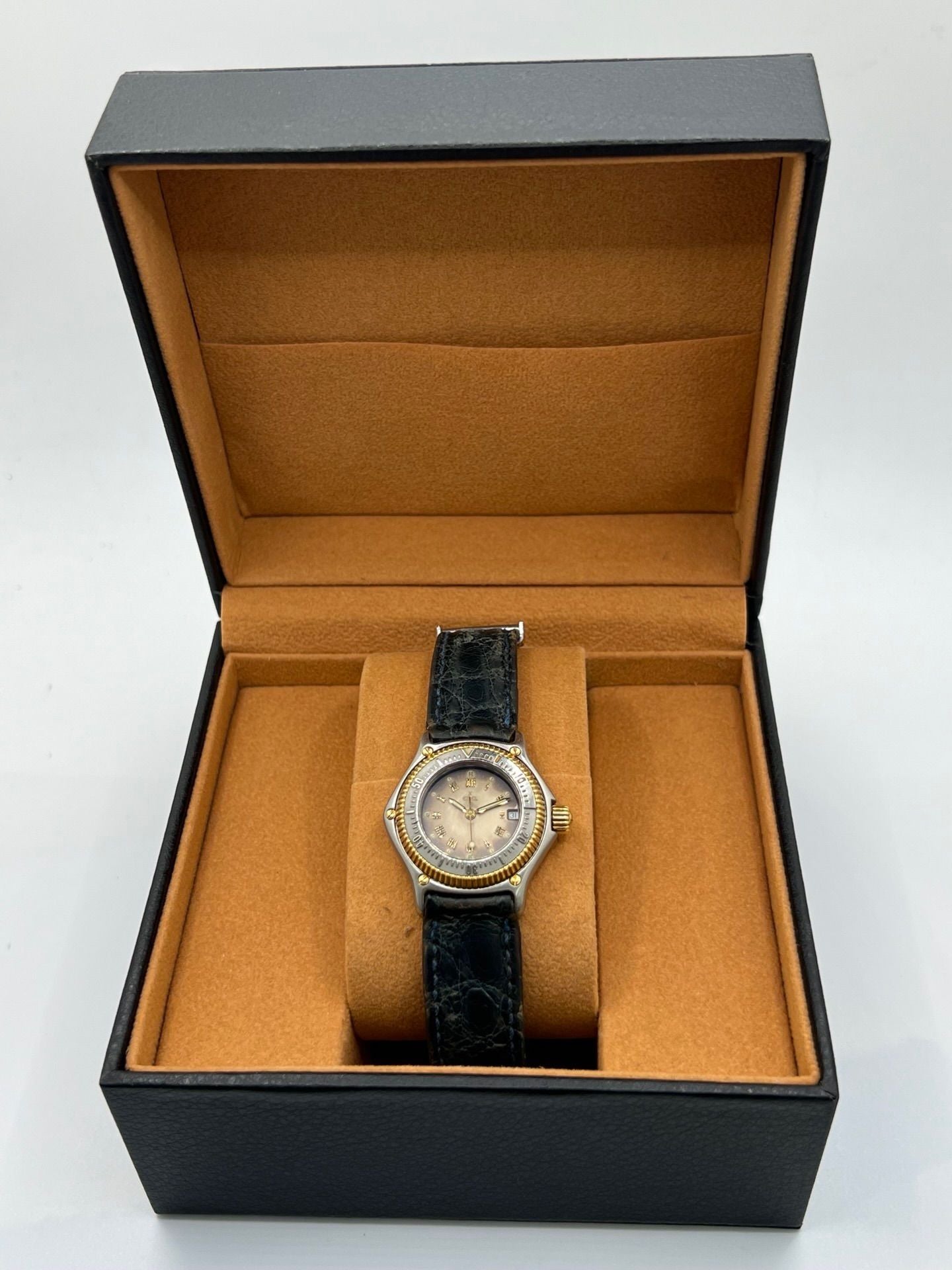 Découvrez l’Ebel Discovery Gold Lady, une montre raffinée qui allie élégance et performance. Conçue pour sublimer le poignet féminin, elle se distingue par son design sophistiqué et son boîtier doré, symbole de luxe et de distinction. Véritable chef-d’œuvre horloger, cette montre Ebel incarne le parfait équilibre entre modernité et tradition. Idéale pour les passionnées de haute horlogerie à la recherche d’un garde-temps unique.