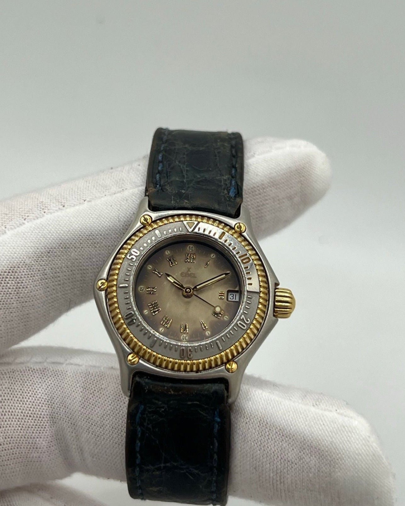 Découvrez l’Ebel Discovery Gold Lady, une montre raffinée qui allie élégance et performance. Conçue pour sublimer le poignet féminin, elle se distingue par son design sophistiqué et son boîtier doré, symbole de luxe et de distinction. Véritable chef-d’œuvre horloger, cette montre Ebel incarne le parfait équilibre entre modernité et tradition. Idéale pour les passionnées de haute horlogerie à la recherche d’un garde-temps unique.