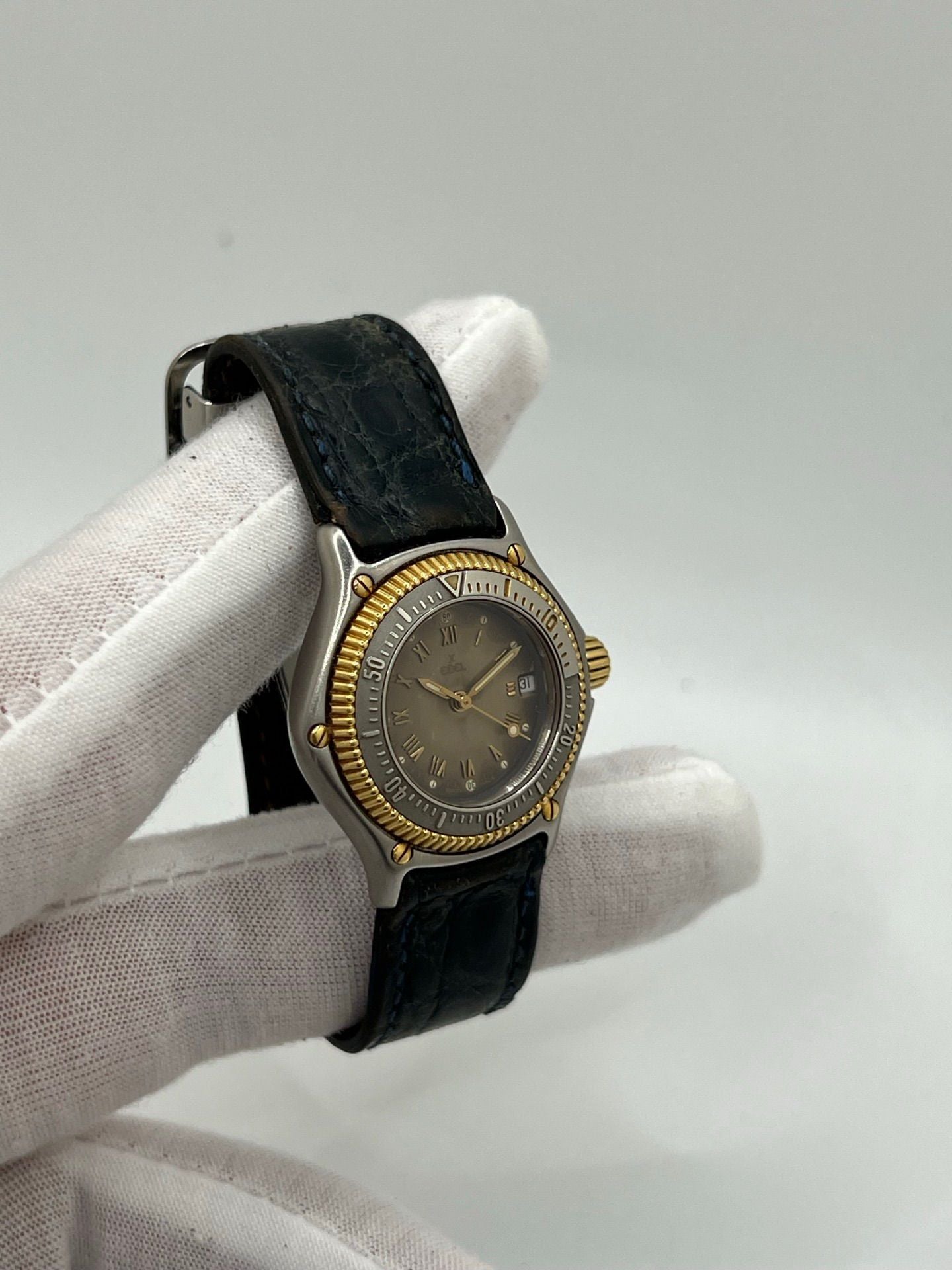 Découvrez l’Ebel Discovery Gold Lady, une montre raffinée qui allie élégance et performance. Conçue pour sublimer le poignet féminin, elle se distingue par son design sophistiqué et son boîtier doré, symbole de luxe et de distinction. Véritable chef-d’œuvre horloger, cette montre Ebel incarne le parfait équilibre entre modernité et tradition. Idéale pour les passionnées de haute horlogerie à la recherche d’un garde-temps unique.