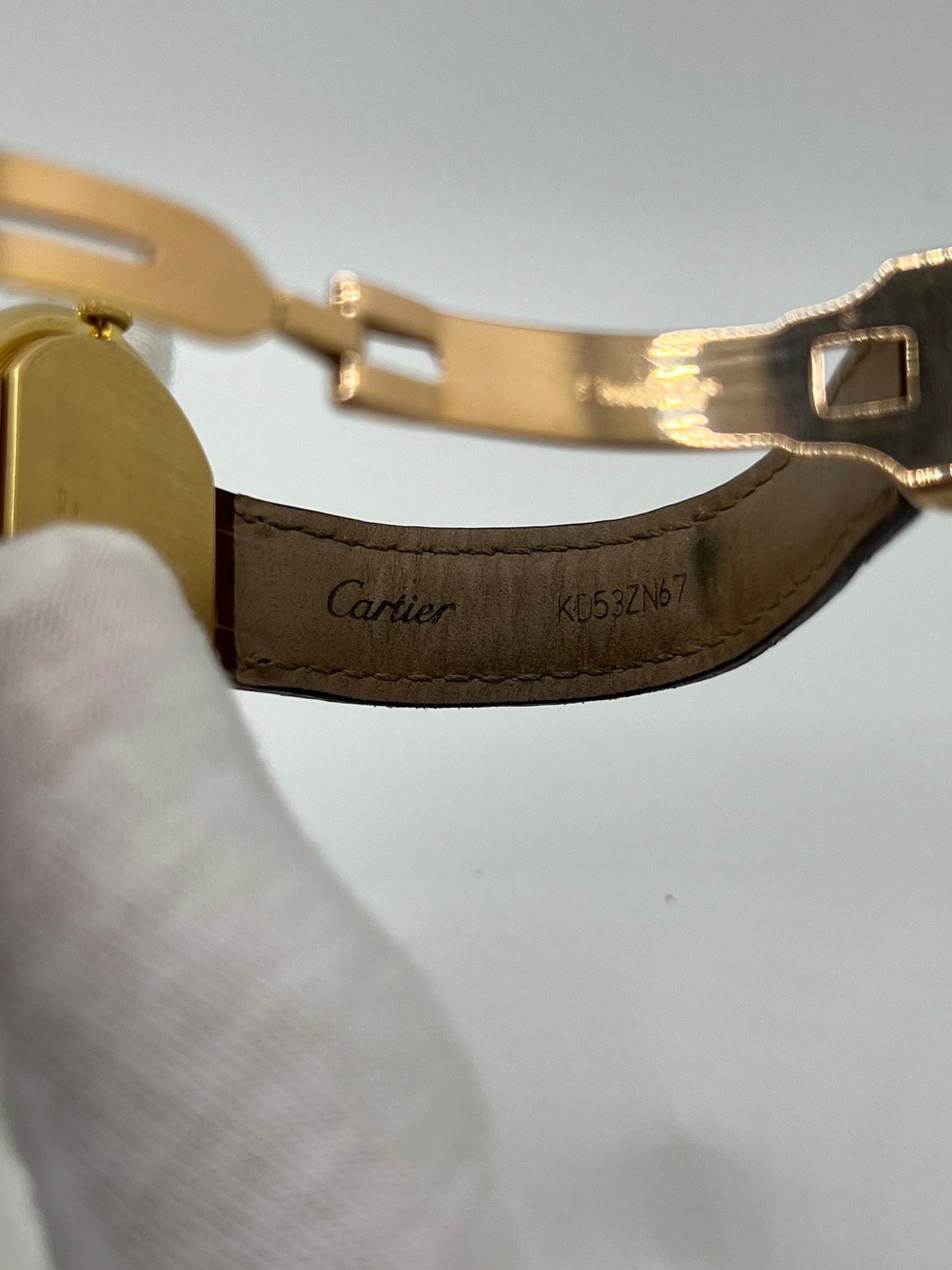 Découvrez la Cartier Ellipse Grand Modèle, une montre de luxe au design raffiné et aux dimensions généreuses. Ce modèle elliptique grand format incarne l’élégance et le savoir-faire de la maison Cartier. Idéal pour ceux qui recherchent une montre de caractère en version large.