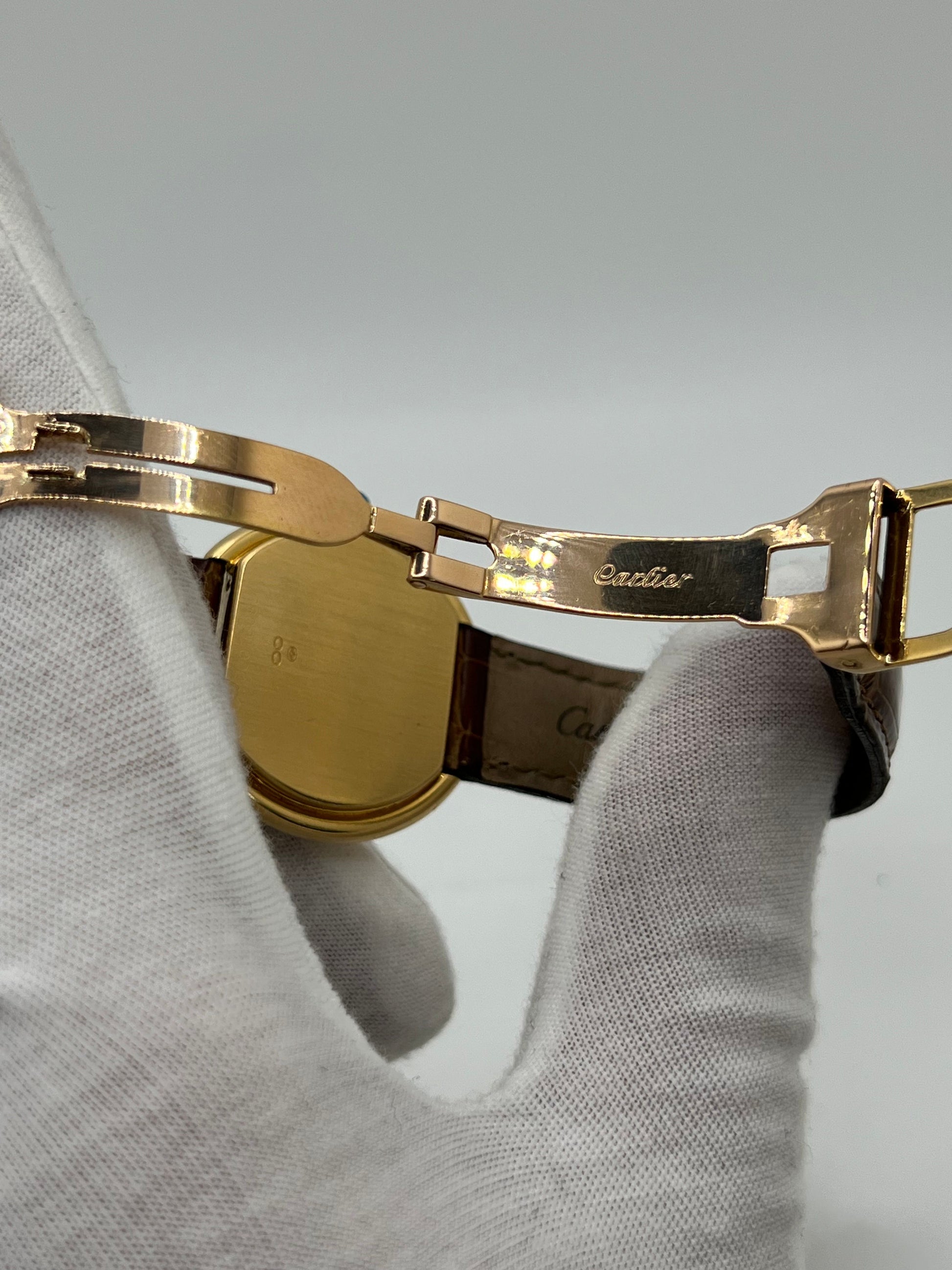 Découvrez la Cartier Ellipse Grand Modèle, une montre de luxe au design raffiné et aux dimensions généreuses. Ce modèle elliptique grand format incarne l’élégance et le savoir-faire de la maison Cartier. Idéal pour ceux qui recherchent une montre de caractère en version large.