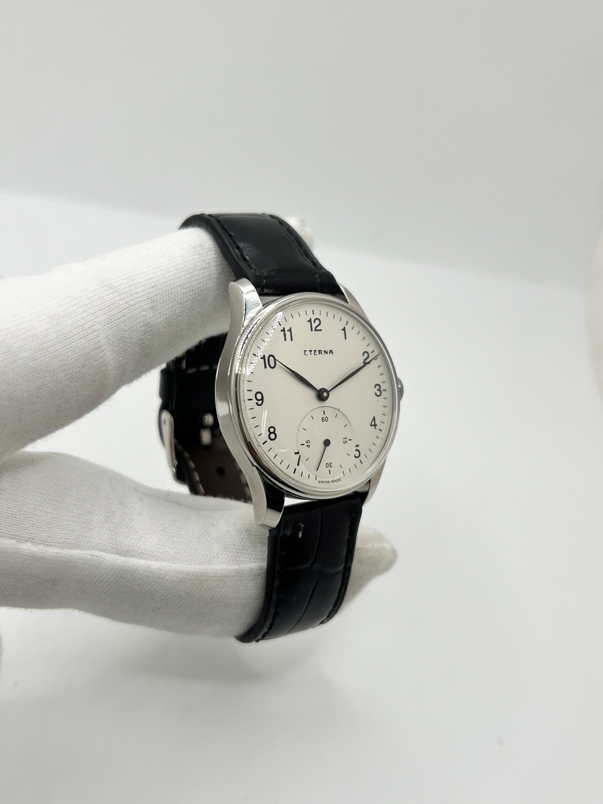 Montre Eterna Calatrava équipée du calibre 852, un modèle vintage au style élégant et intemporel. Cette montre Eterna Calatrava séduit par son design classique et ses lignes raffinées, caractéristiques de l’horlogerie traditionnelle. Son calibre 852 souligne son intérêt pour les amateurs de montres anciennes et de mouvements mécaniques. Une pièce de caractère, idéale pour compléter une collection horlogère ou apporter une touche vintage à une tenue élégante.