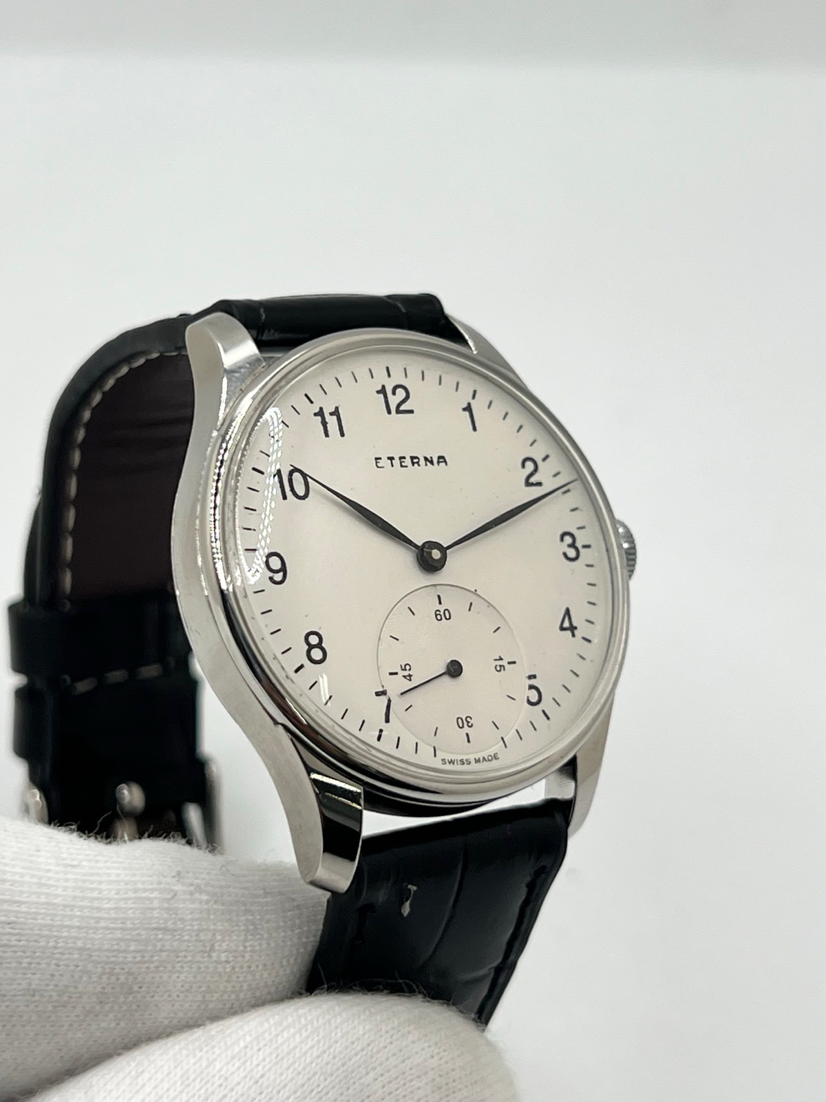Montre Eterna Calatrava équipée du calibre 852, un modèle vintage au style élégant et intemporel. Cette montre Eterna Calatrava séduit par son design classique et ses lignes raffinées, caractéristiques de l’horlogerie traditionnelle. Son calibre 852 souligne son intérêt pour les amateurs de montres anciennes et de mouvements mécaniques. Une pièce de caractère, idéale pour compléter une collection horlogère ou apporter une touche vintage à une tenue élégante.