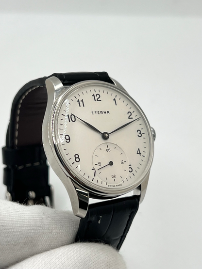 Montre Eterna Calatrava équipée du calibre 852, un modèle vintage au style élégant et intemporel. Cette montre Eterna Calatrava séduit par son design classique et ses lignes raffinées, caractéristiques de l’horlogerie traditionnelle. Son calibre 852 souligne son intérêt pour les amateurs de montres anciennes et de mouvements mécaniques. Une pièce de caractère, idéale pour compléter une collection horlogère ou apporter une touche vintage à une tenue élégante.