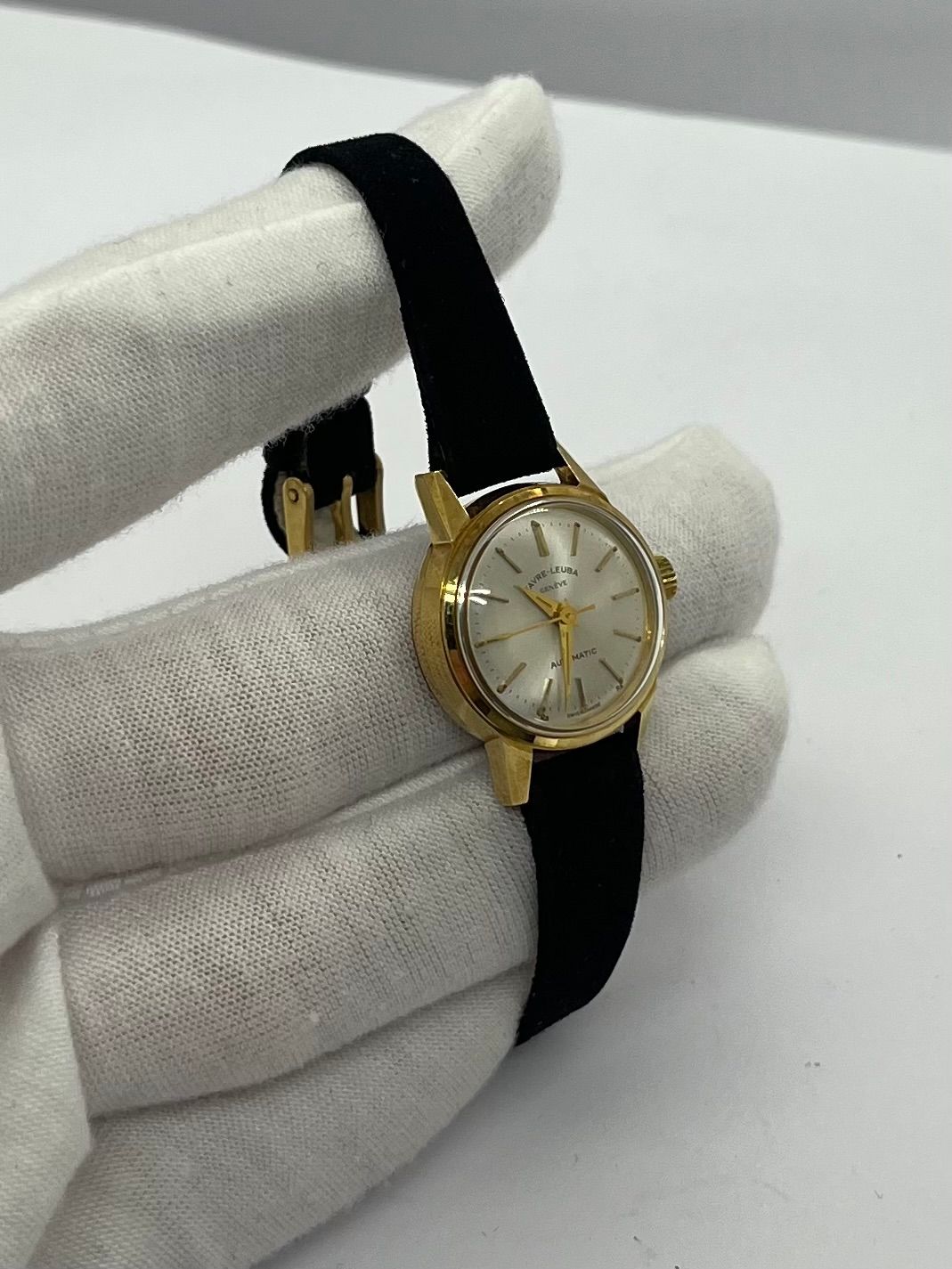 Appréciez l’authenticité et l’élégance d’une Favre-Leuba d’époque en or 18K, véritable trésor pour les passionnés d’horlogerie classique. Ce garde-temps au design vintage incarne le savoir-faire suisse et le raffinement des créations anciennes. Une pièce de collection intemporelle, parfaite pour les amateurs de style rétro et de belles mécaniques dorées. 