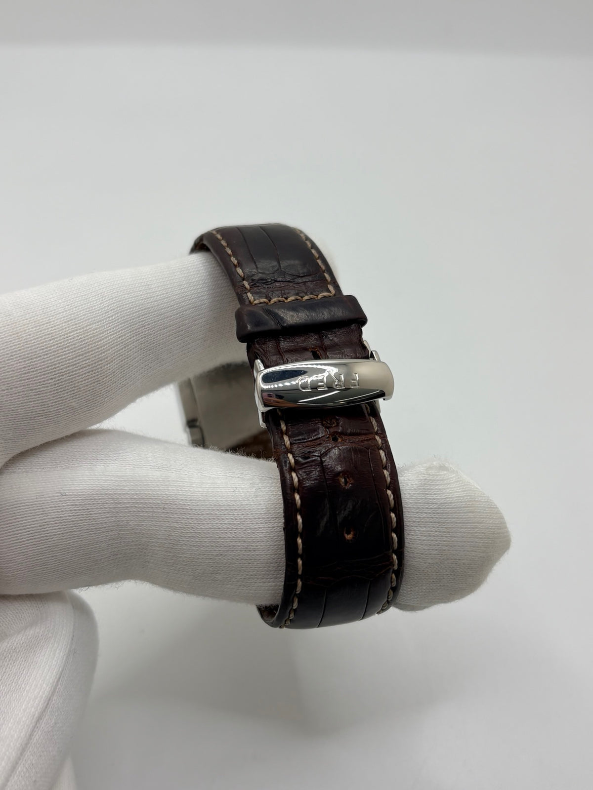 Montre Fred Tank R09-100 en excellent état, dotée d’un mouvement quartz et d’un boîtier en acier de 33 × 27 mm. Cette montre élégante présente un cadran blanc avec chiffres arabes, protégé par un verre saphir. Elle est accompagnée d’un bracelet en cuir brun avec boucle en acier. Modèle homme ou unisexe, cette Fred Tank R09-100 séduit par son design classique et intemporel, idéal pour compléter une tenue élégante au quotidien.
