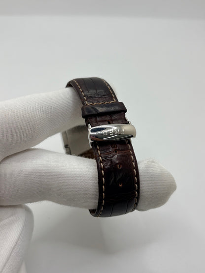 Montre Fred Tank R09-100 en excellent état, dotée d’un mouvement quartz et d’un boîtier en acier de 33 × 27 mm. Cette montre élégante présente un cadran blanc avec chiffres arabes, protégé par un verre saphir. Elle est accompagnée d’un bracelet en cuir brun avec boucle en acier. Modèle homme ou unisexe, cette Fred Tank R09-100 séduit par son design classique et intemporel, idéal pour compléter une tenue élégante au quotidien.
