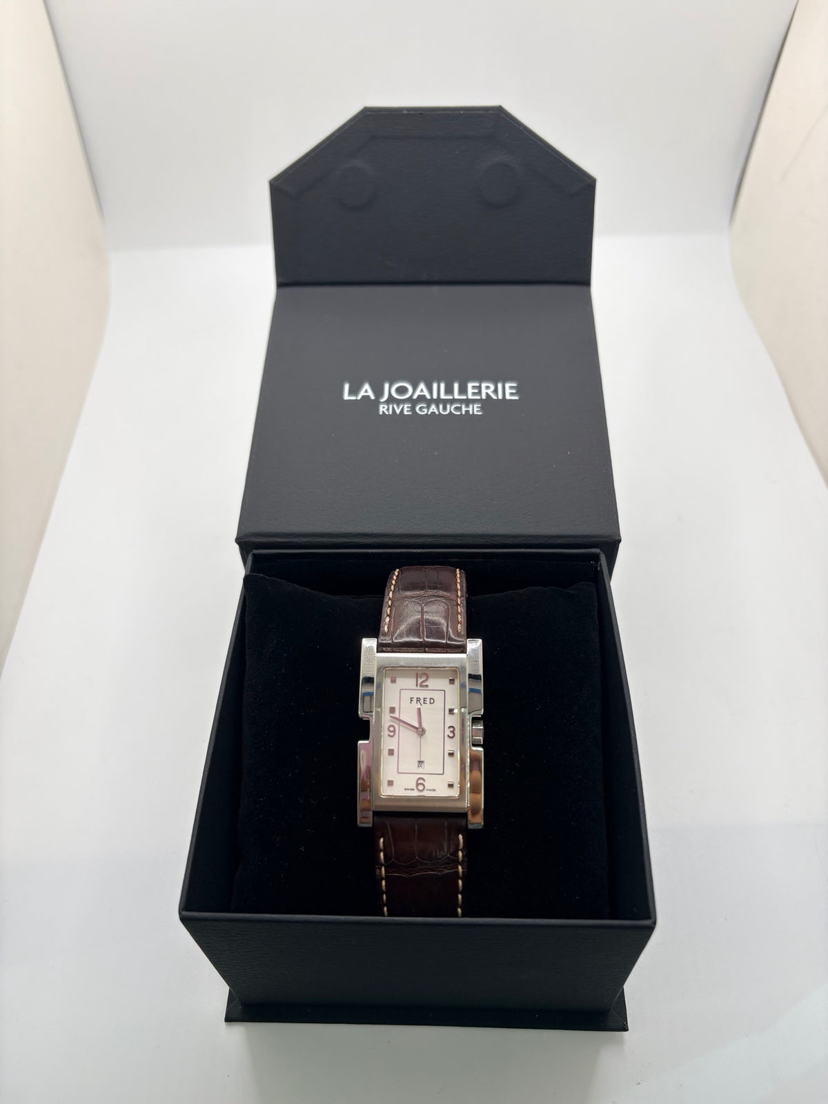 Montre Fred Tank R09-100 en excellent état, dotée d’un mouvement quartz et d’un boîtier en acier de 33 × 27 mm. Cette montre élégante présente un cadran blanc avec chiffres arabes, protégé par un verre saphir. Elle est accompagnée d’un bracelet en cuir brun avec boucle en acier. Modèle homme ou unisexe, cette Fred Tank R09-100 séduit par son design classique et intemporel, idéal pour compléter une tenue élégante au quotidien.
