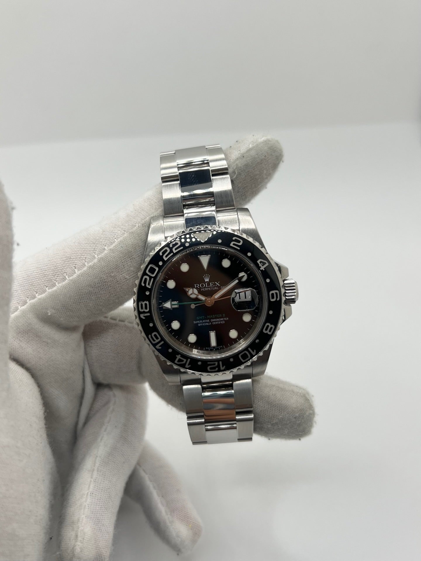 Montre GMT-Master II référence 116710LN en acier avec cadran noir et lunette en céramique noire. Modèle emblématique doté d’un mouvement automatique calibre 3186 avec fonction GMT permettant l’affichage d’un second fuseau horaire. Boîtier de 40 mm avec verre saphir et bracelet acier avec boucle pliante. Montre sportive et élégante, appréciée pour sa robustesse, sa lisibilité et son design iconique dans l’univers de l’horlogerie suisse.