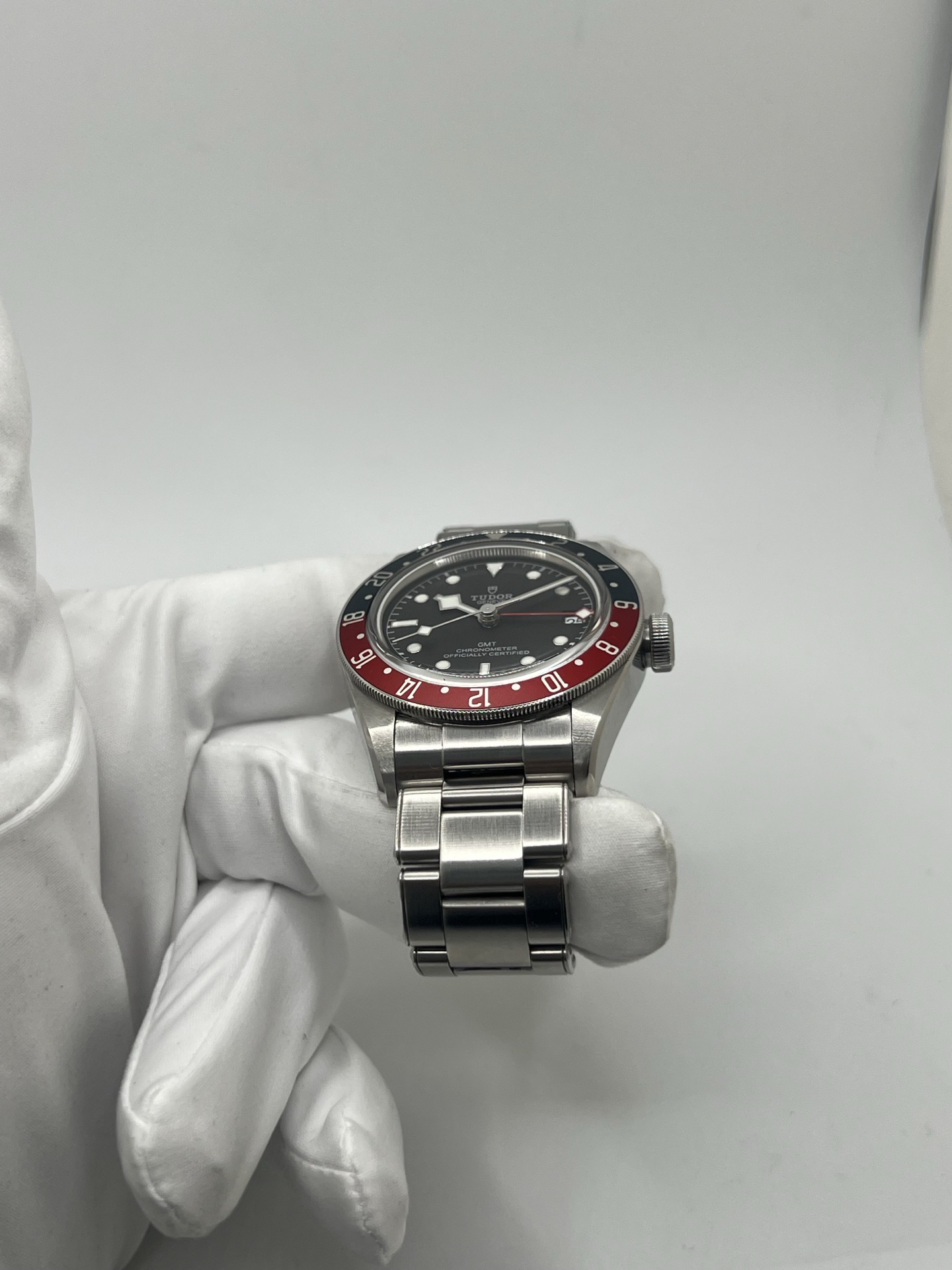 Montre Tudor Black Bay GMT 79830RB avec cadran noir et lunette tournante bicolore rouge et bleu dite « Pepsi ». Boîtier en acier inoxydable de 41 mm, mouvement automatique manufacture avec fonction GMT permettant l’affichage d’un second fuseau horaire. Aiguille snowflake emblématique et bracelet acier. Montre sportive et élégante inspirée de l’horlogerie de plongée et de voyage, idéale pour les amateurs de montres mécaniques et de garde-temps iconiques.