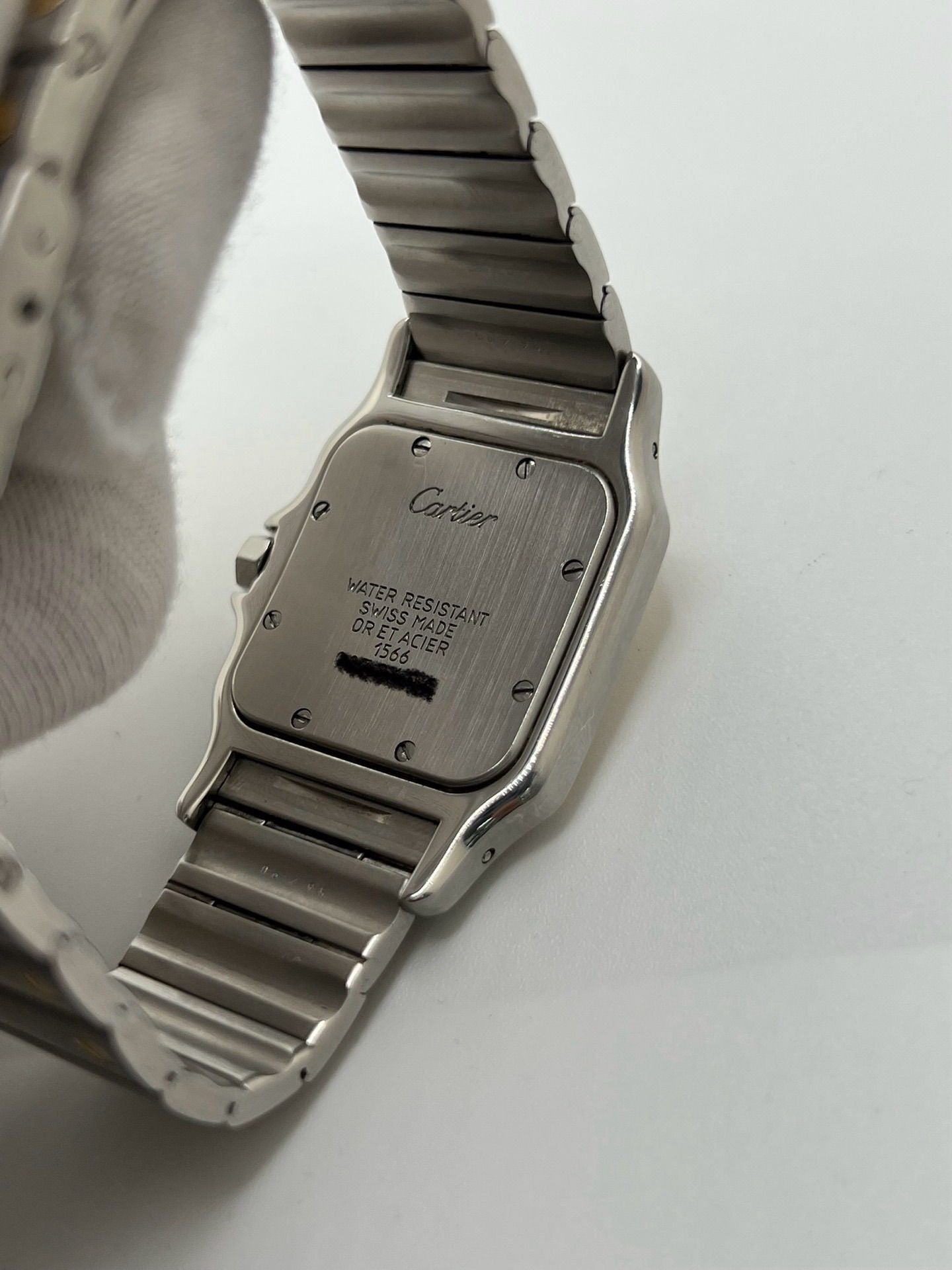 Montre Santos Galbée référence 1566 en acier, au boîtier arrondi emblématique et au bracelet intégré à vis apparentes. Modèle élégant au cadran épuré, apprécié pour son style intemporel et sa silhouette galbée confortable. Pièce horlogère recherchée par les amateurs de montres classiques et de design iconique.