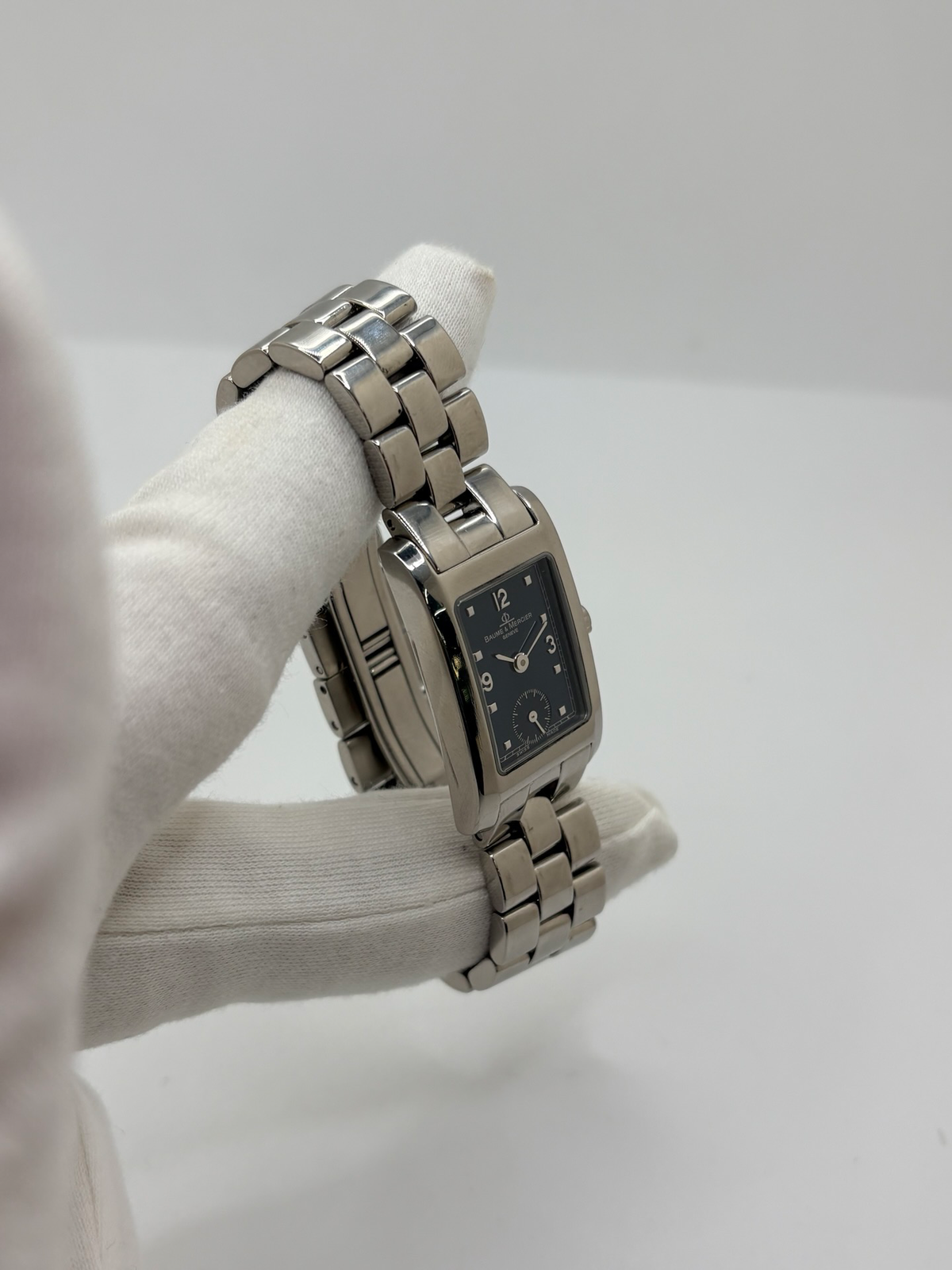 Montre Baume & Mercier Hampton MV045139 équipée d’un mouvement à quartz et d’un boîtier rectangulaire en acier de 20 × 34 mm. Son cadran bleu à chiffres arabes est protégé par un verre saphir. Cette montre Baume & Mercier Hampton est montée sur un bracelet en acier avec boucle déployante double plis. Élégante et contemporaine, elle séduit par ses lignes raffinées et son format rectangulaire emblématique, idéale pour un style chic au quotidien.