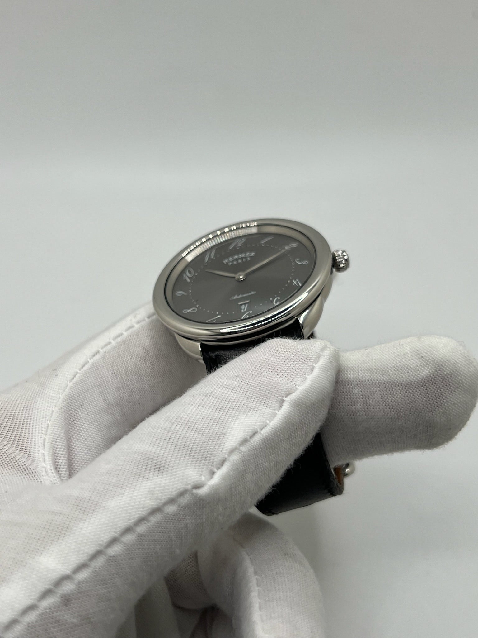 Découvrez la montre Hermès Arceau, un garde-temps d’exception alliant élégance et savoir-faire horloger. Ce modèle emblématique, doté d’un boîtier en acier de 41 mm et d’un mouvement automatique, séduit par son cadran brun raffiné et son bracelet en cuir assorti. Parfaite pour les amateurs de montres de luxe, l’Arceau incarne l’élégance à la française. 
