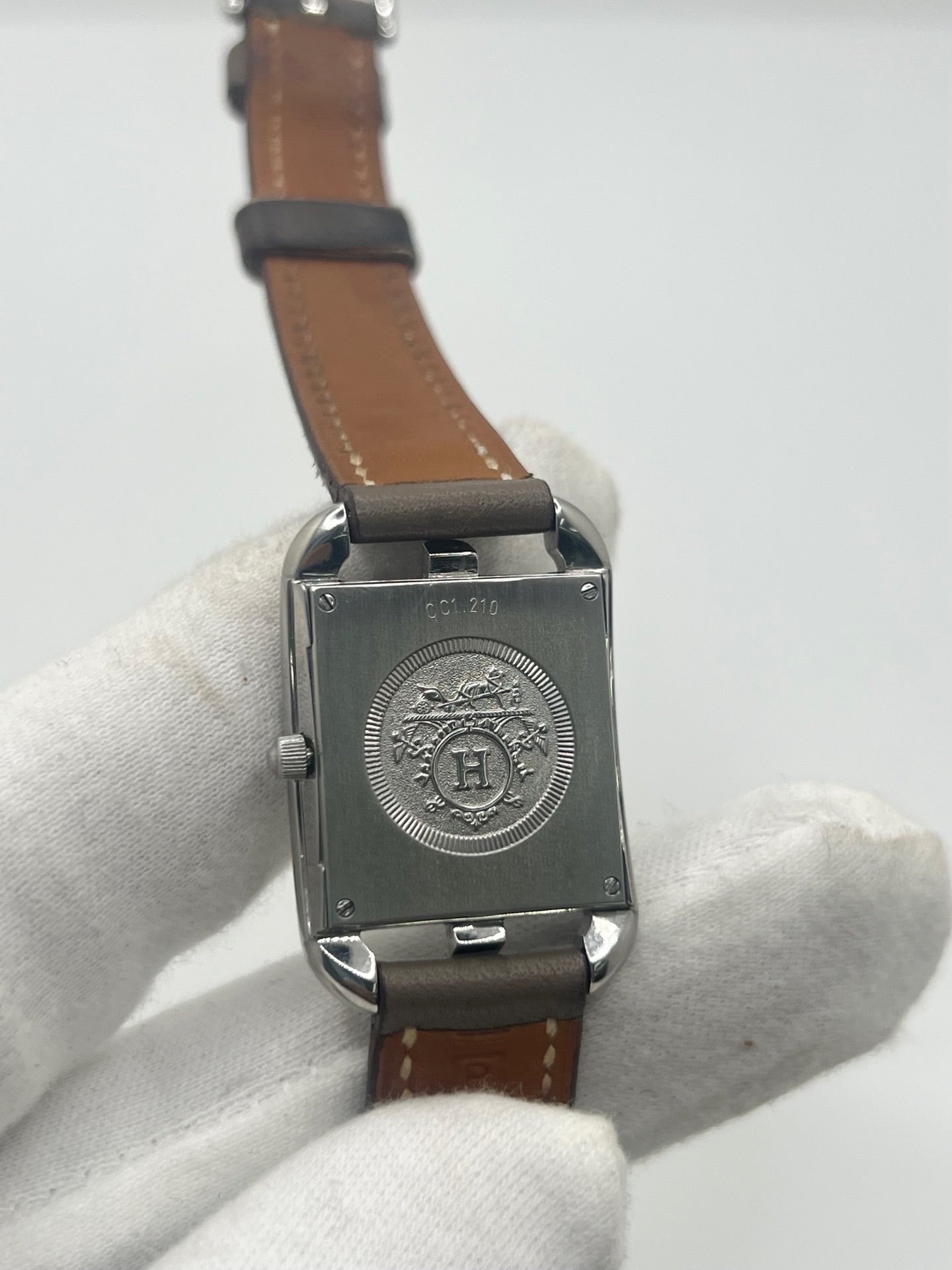 Montre Hermès Cape Cod CC1.210 pour femme en acier avec bracelet en cuir brun. Ce modèle à mouvement quartz présente un boîtier de 23 mm, un cadran argent à chiffres arabes, une lunette en acier et un verre saphir. Élégante et intemporelle, cette montre de luxe d'occasion est en très bon état, avec de légères traces d'usure. Son design emblématique signé Hermès en fait un choix raffiné pour un usage quotidien ou une collection horlogère.