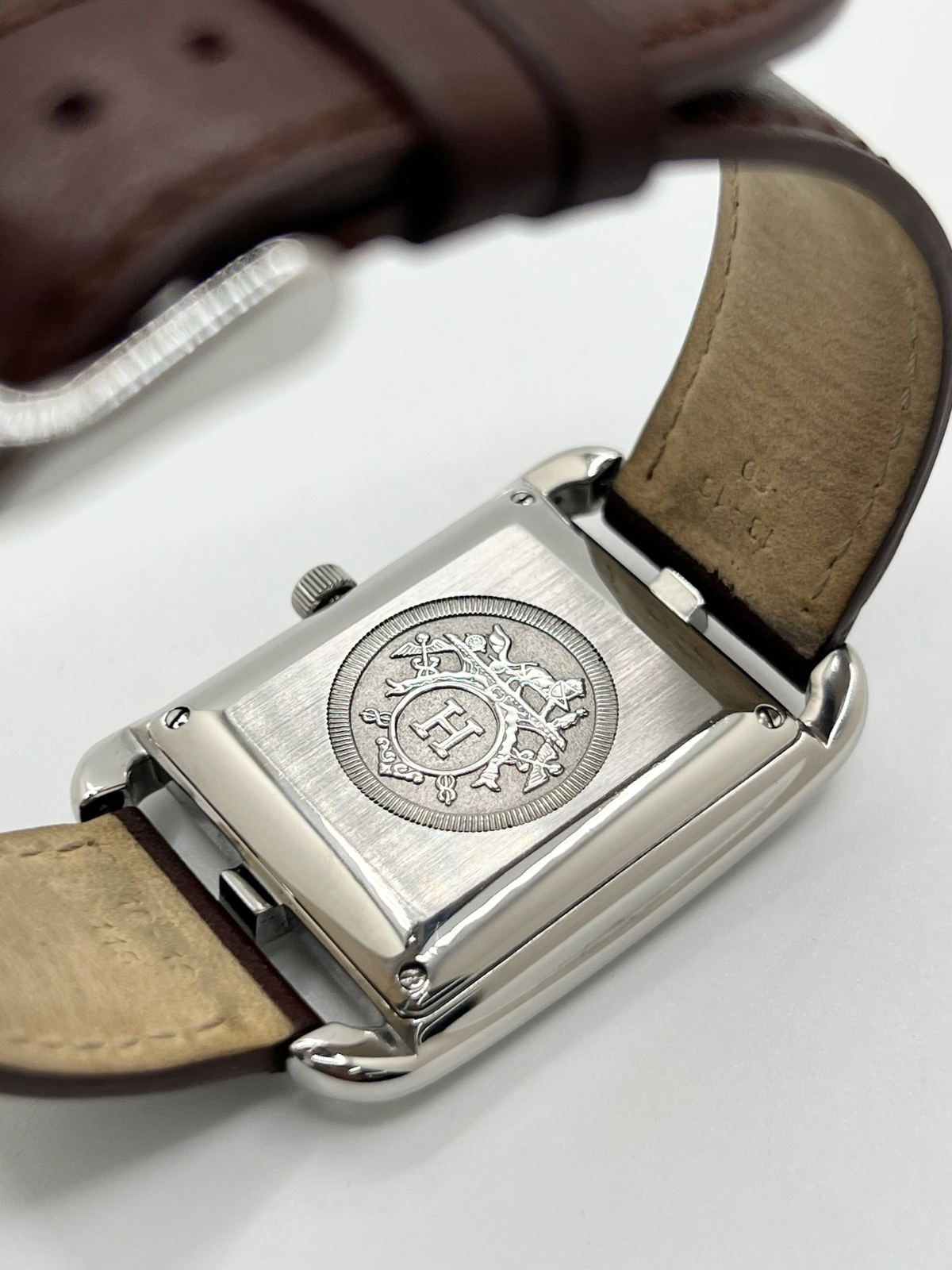 Montre Hermès Cape Cod Automatic CC1.710 à remontage automatique, reconnaissable à son boîtier carré aux lignes élégantes. Ce modèle emblématique de la maison Hermès associe un design intemporel à un style raffiné. La référence CC1.710 séduit par son esthétique sobre et sophistiquée, idéale pour un porté quotidien comme pour une tenue élégante. Une montre Hermès de caractère, parfaite pour les amateurs d’horlogerie et de pièces iconiques.