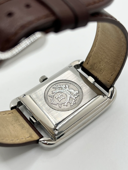 Montre Hermès Cape Cod Automatic CC1.710 à remontage automatique, reconnaissable à son boîtier carré aux lignes élégantes. Ce modèle emblématique de la maison Hermès associe un design intemporel à un style raffiné. La référence CC1.710 séduit par son esthétique sobre et sophistiquée, idéale pour un porté quotidien comme pour une tenue élégante. Une montre Hermès de caractère, parfaite pour les amateurs d’horlogerie et de pièces iconiques.