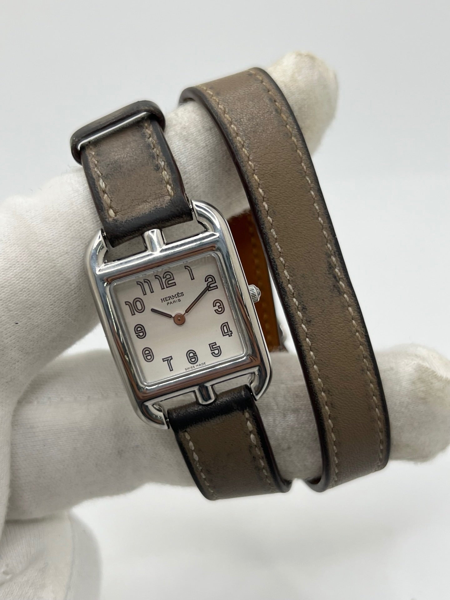 Montre Hermès Cape Cod réf. CC1.210 en acier avec mouvement à quartz, cadran argent à chiffres arabes et verre saphir. Ce modèle de 23 mm au design emblématique est équipé d’un bracelet en cuir brun avec boucle ardillon en acier. Élégante et intemporelle, cette Hermès Cape Cod femme allie finesse et sophistication. Montre d’occasion en très bon état, révisée en interne et disponible immédiatement sans coffret ni papiers d’origine.