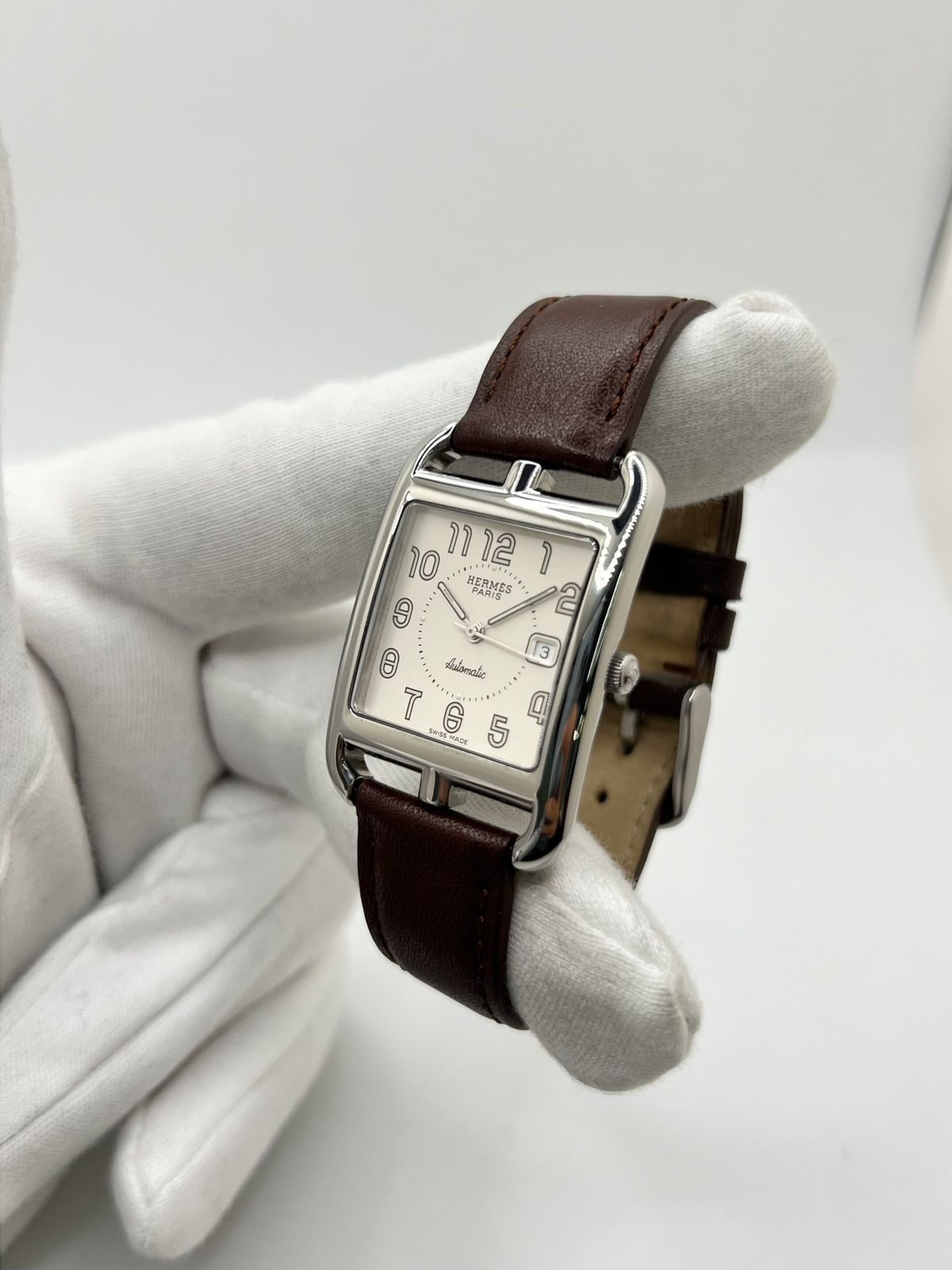 Montre Hermès Cape Cod Automatic CC1.710 à remontage automatique, reconnaissable à son boîtier carré aux lignes élégantes. Ce modèle emblématique de la maison Hermès associe un design intemporel à un style raffiné. La référence CC1.710 séduit par son esthétique sobre et sophistiquée, idéale pour un porté quotidien comme pour une tenue élégante. Une montre Hermès de caractère, parfaite pour les amateurs d’horlogerie et de pièces iconiques.