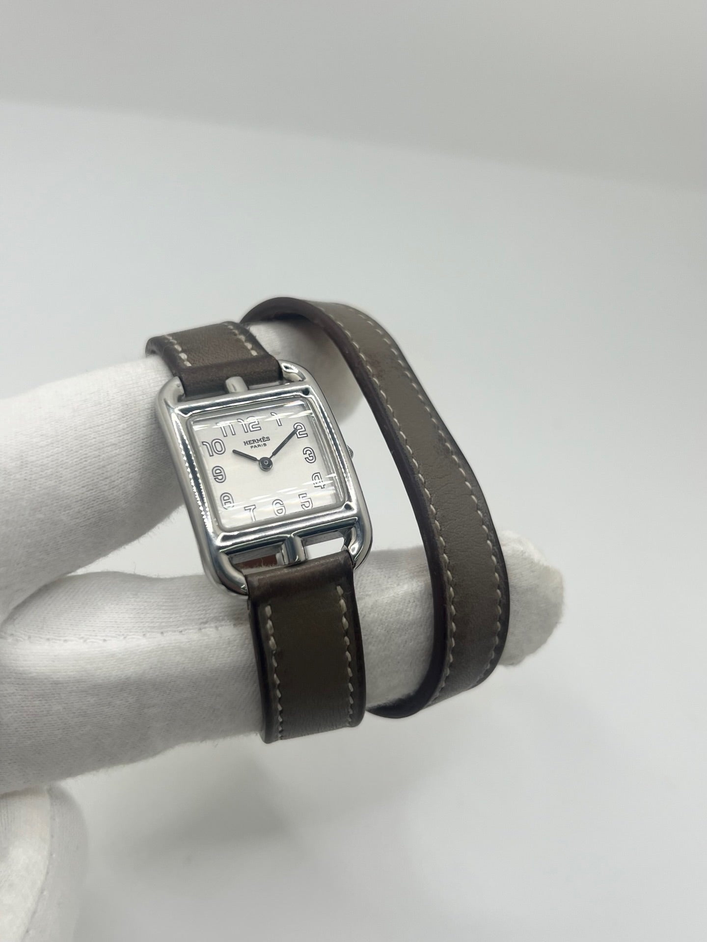 Montre Hermès Cape Cod CC1.210 pour femme en acier avec bracelet en cuir brun. Ce modèle à mouvement quartz présente un boîtier de 23 mm, un cadran argent à chiffres arabes, une lunette en acier et un verre saphir. Élégante et intemporelle, cette montre de luxe d'occasion est en très bon état, avec de légères traces d'usure. Son design emblématique signé Hermès en fait un choix raffiné pour un usage quotidien ou une collection horlogère.