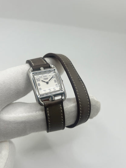 Montre Hermès Cape Cod CC1.210 pour femme en acier avec bracelet en cuir brun. Ce modèle à mouvement quartz présente un boîtier de 23 mm, un cadran argent à chiffres arabes, une lunette en acier et un verre saphir. Élégante et intemporelle, cette montre de luxe d'occasion est en très bon état, avec de légères traces d'usure. Son design emblématique signé Hermès en fait un choix raffiné pour un usage quotidien ou une collection horlogère.