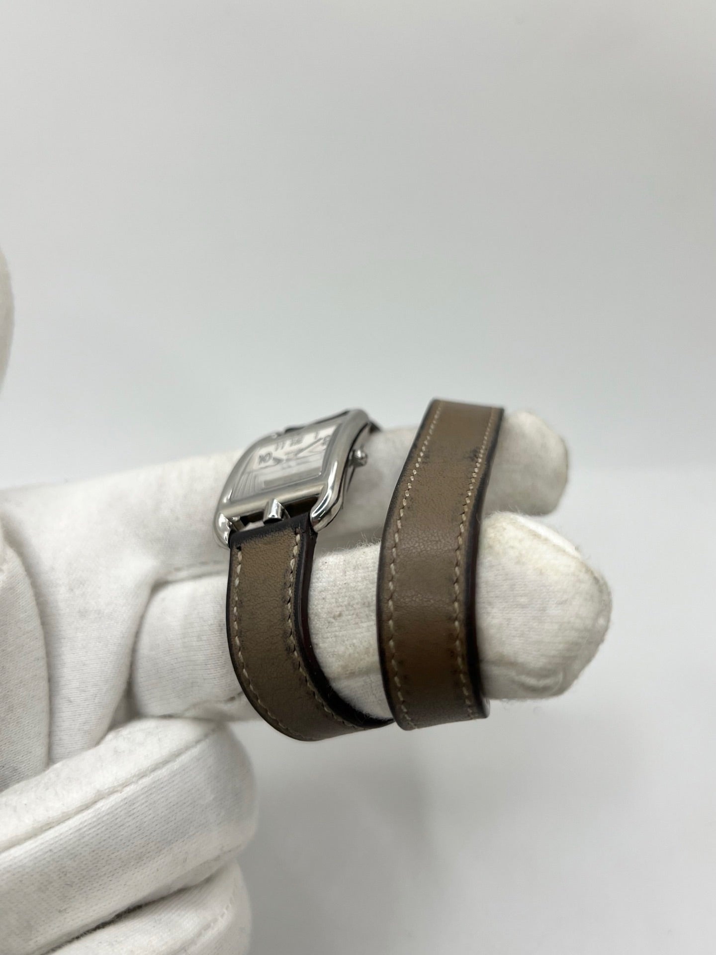 Montre Hermès Cape Cod réf. CC1.210 en acier avec mouvement à quartz, cadran argent à chiffres arabes et verre saphir. Ce modèle de 23 mm au design emblématique est équipé d’un bracelet en cuir brun avec boucle ardillon en acier. Élégante et intemporelle, cette Hermès Cape Cod femme allie finesse et sophistication. Montre d’occasion en très bon état, révisée en interne et disponible immédiatement sans coffret ni papiers d’origine.