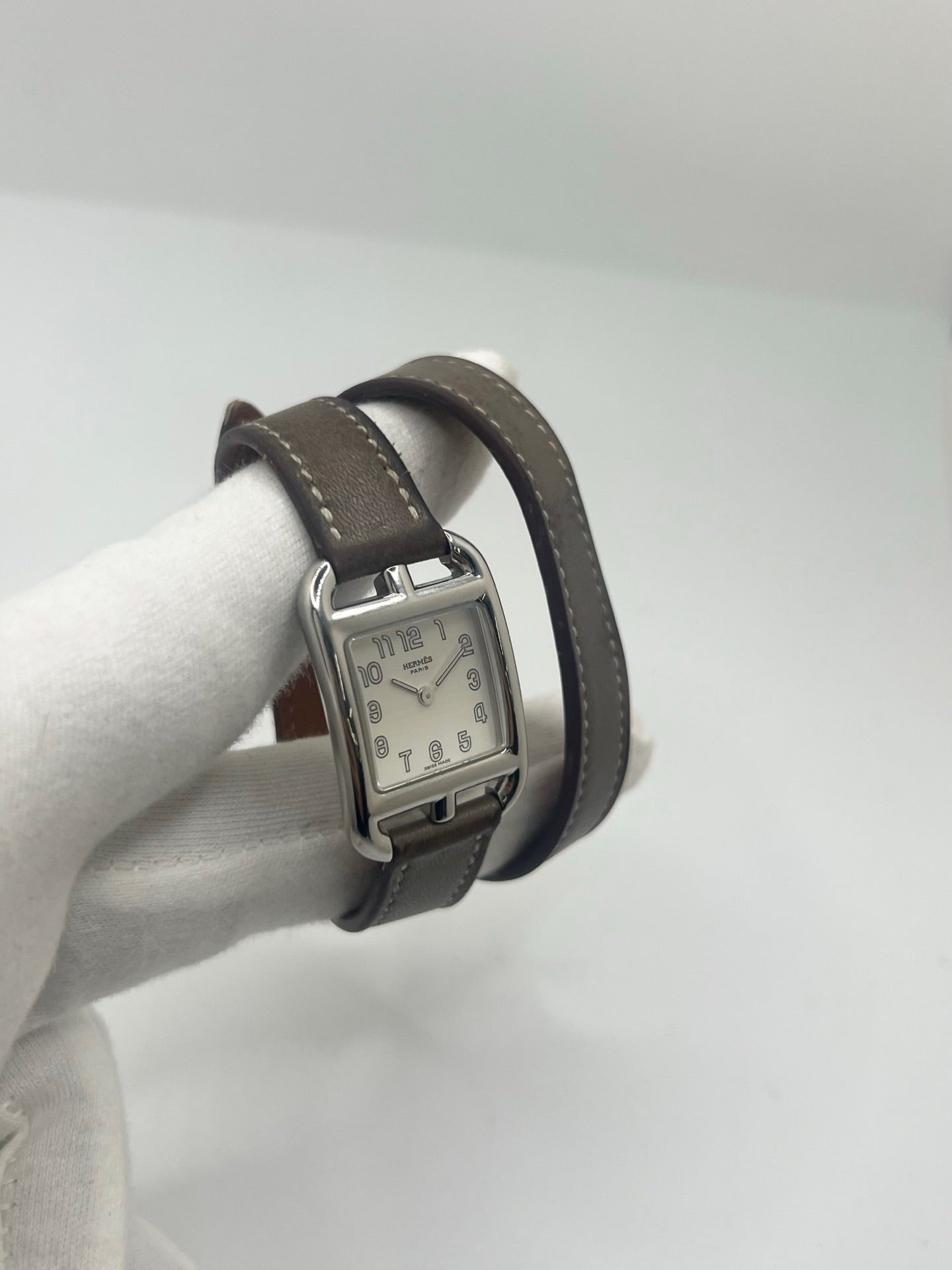 Montre Hermès Cape Cod CC1.210 pour femme en acier avec bracelet en cuir brun. Ce modèle à mouvement quartz présente un boîtier de 23 mm, un cadran argent à chiffres arabes, une lunette en acier et un verre saphir. Élégante et intemporelle, cette montre de luxe d'occasion est en très bon état, avec de légères traces d'usure. Son design emblématique signé Hermès en fait un choix raffiné pour un usage quotidien ou une collection horlogère.