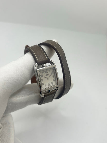 Montre Hermès Cape Cod CC1.210 pour femme en acier avec bracelet en cuir brun. Ce modèle à mouvement quartz présente un boîtier de 23 mm, un cadran argent à chiffres arabes, une lunette en acier et un verre saphir. Élégante et intemporelle, cette montre de luxe d'occasion est en très bon état, avec de légères traces d'usure. Son design emblématique signé Hermès en fait un choix raffiné pour un usage quotidien ou une collection horlogère.