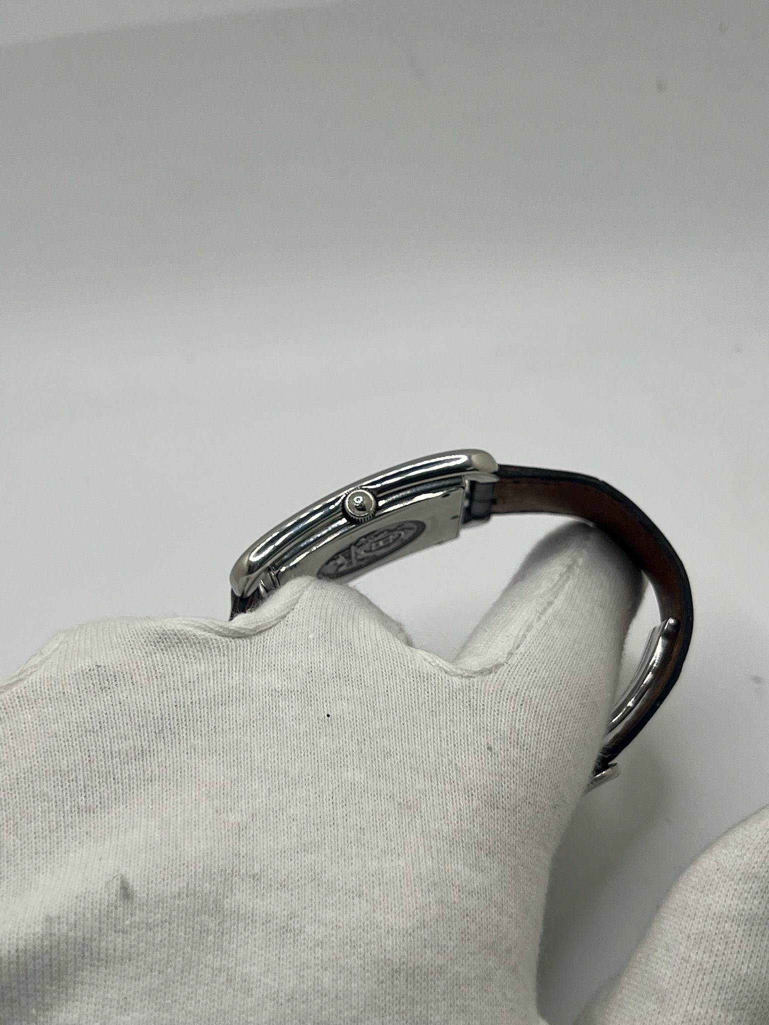 Montre Hermès Cape Cod XL pour homme ou unisexe, modèle emblématique au boîtier en acier de 33 mm. Mouvement quartz, cadran gris à chiffres arabes, bracelet cuir noir avec boucle ardillon. Élégance intemporelle signée Hermès, livrée avec coffret d’origine. Parfait état d’occasion avec légères traces d’usure. Disponible à Paris, prix négociable. Idéal collectionneur ou amateur de montres de luxe.