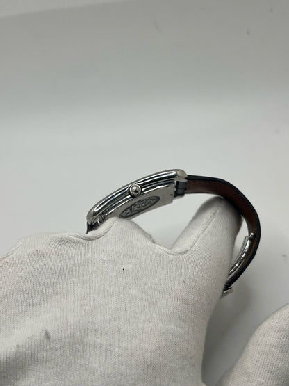 Montre Hermès Cape Cod XL pour homme ou unisexe, modèle emblématique au boîtier en acier de 33 mm. Mouvement quartz, cadran gris à chiffres arabes, bracelet cuir noir avec boucle ardillon. Élégance intemporelle signée Hermès, livrée avec coffret d’origine. Parfait état d’occasion avec légères traces d’usure. Disponible à Paris, prix négociable. Idéal collectionneur ou amateur de montres de luxe.