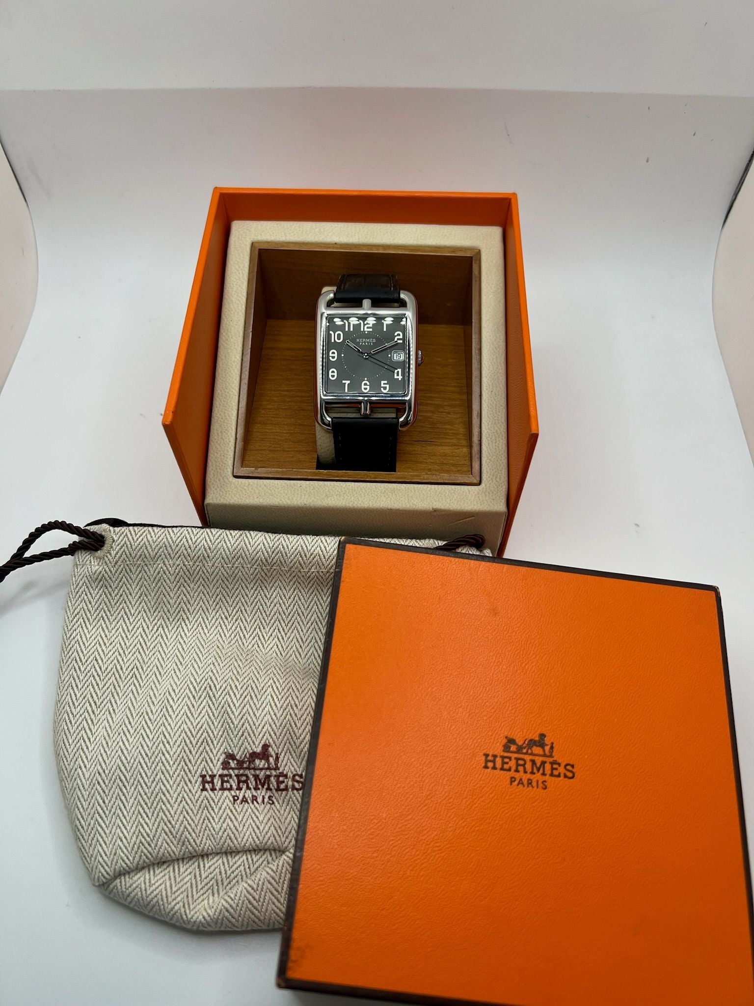 Montre Hermès Cape Cod XL pour homme ou unisexe, modèle emblématique au boîtier en acier de 33 mm. Mouvement quartz, cadran gris à chiffres arabes, bracelet cuir noir avec boucle ardillon. Élégance intemporelle signée Hermès, livrée avec coffret d’origine. Parfait état d’occasion avec légères traces d’usure. Disponible à Paris, prix négociable. Idéal collectionneur ou amateur de montres de luxe.