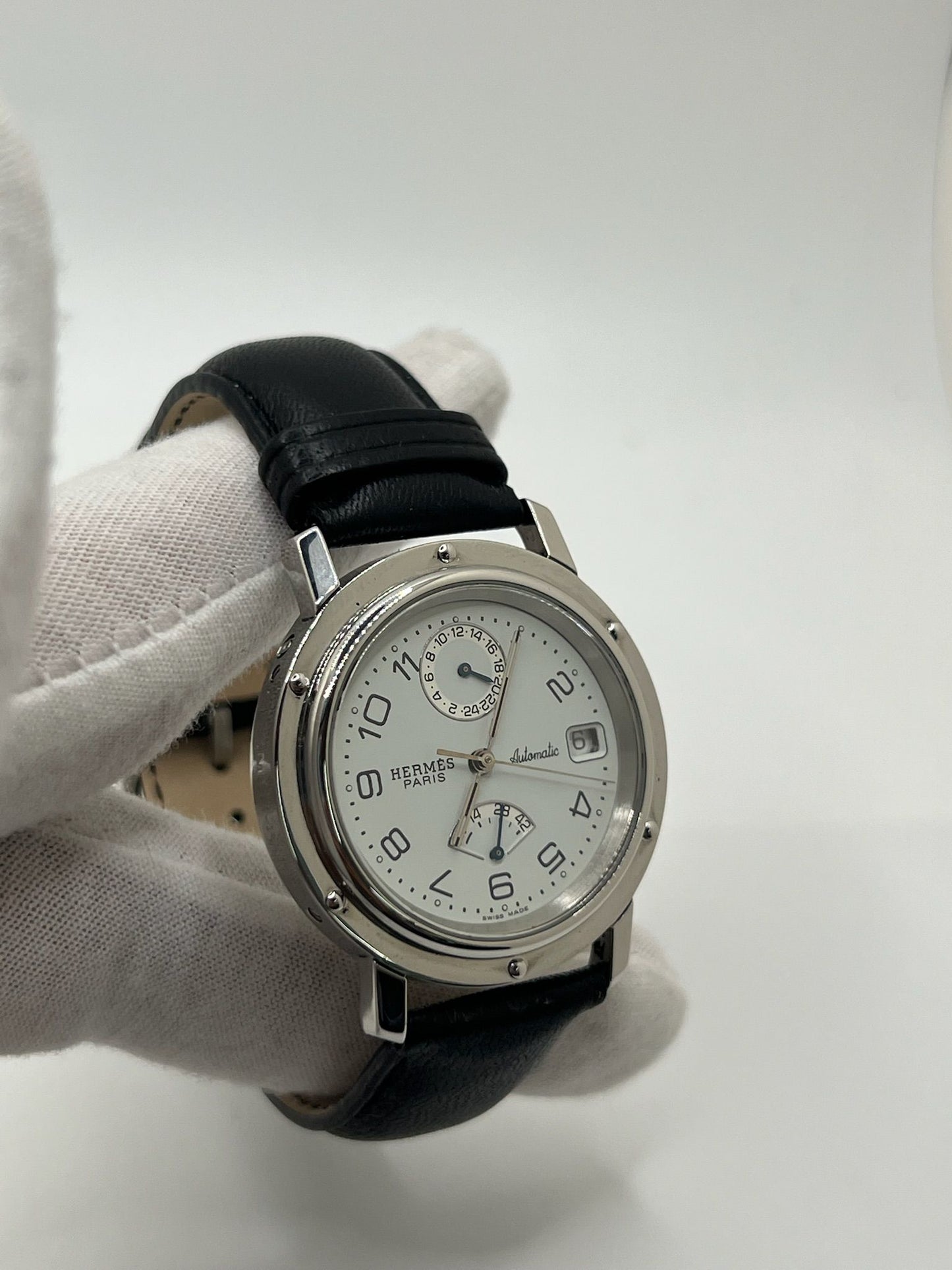 Découvrez la montre Hermès Clipper CL5.710, un garde-temps emblématique alliant élégance et robustesse. Ce modèle Hermès CL5.710 séduit par son design intemporel. La Clipper CL5.710 Hermès, référence prisée des amateurs, incarne le savoir-faire horloger de la maison Hermès dans une version sportive et raffinée.