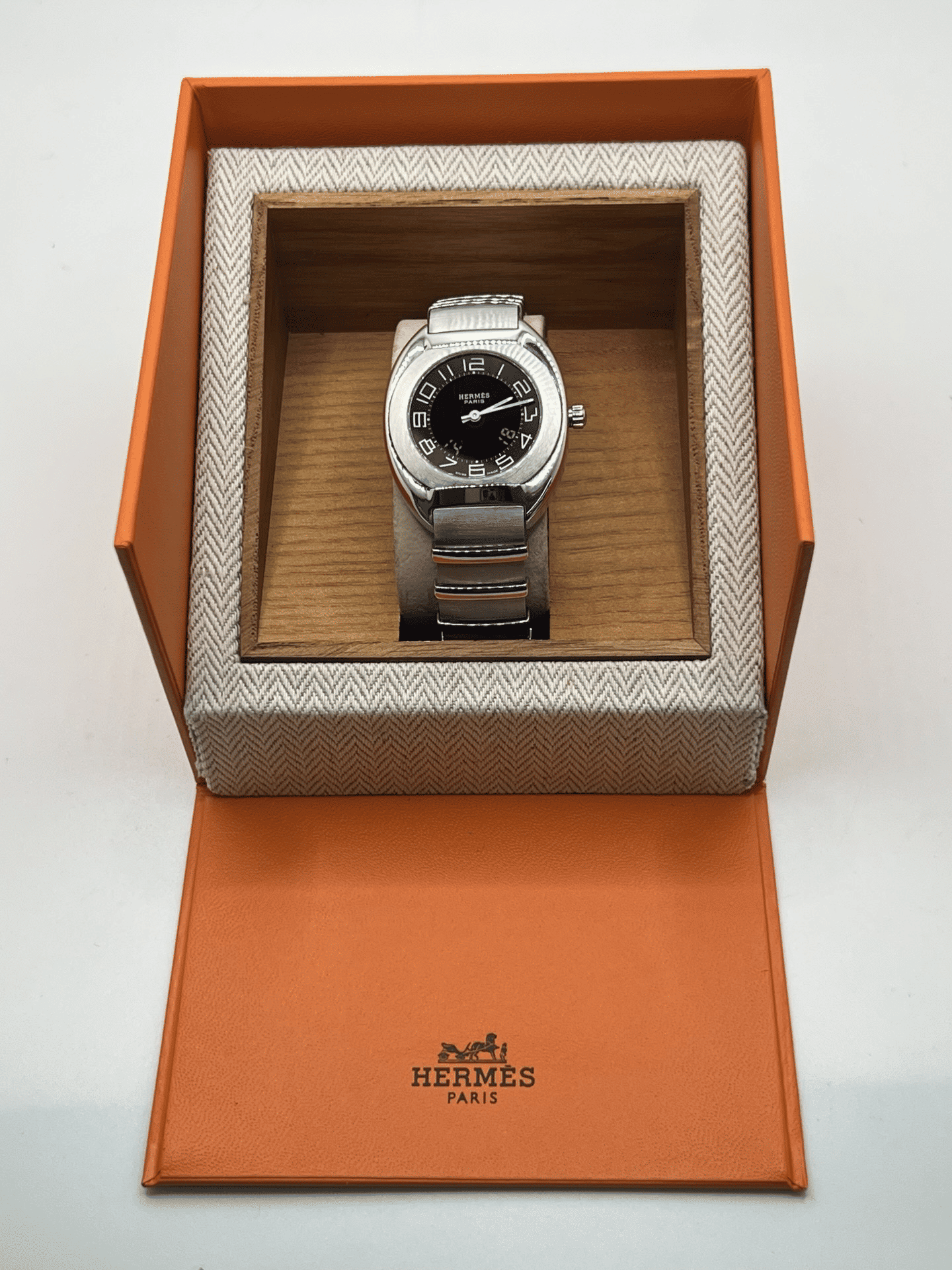 Découvrez la Hermès Espace, une montre d’exception au design raffiné et intemporel. Ce modèle Hermès Espace séduit les amateurs de montres de luxe grâce à son style élégant et sa qualité irréprochable. Qu’elle soit vintage, automatique, ou de collection, la Hermès Espace reste une pièce rare et prestigieuse pour sublimer votre poignet.