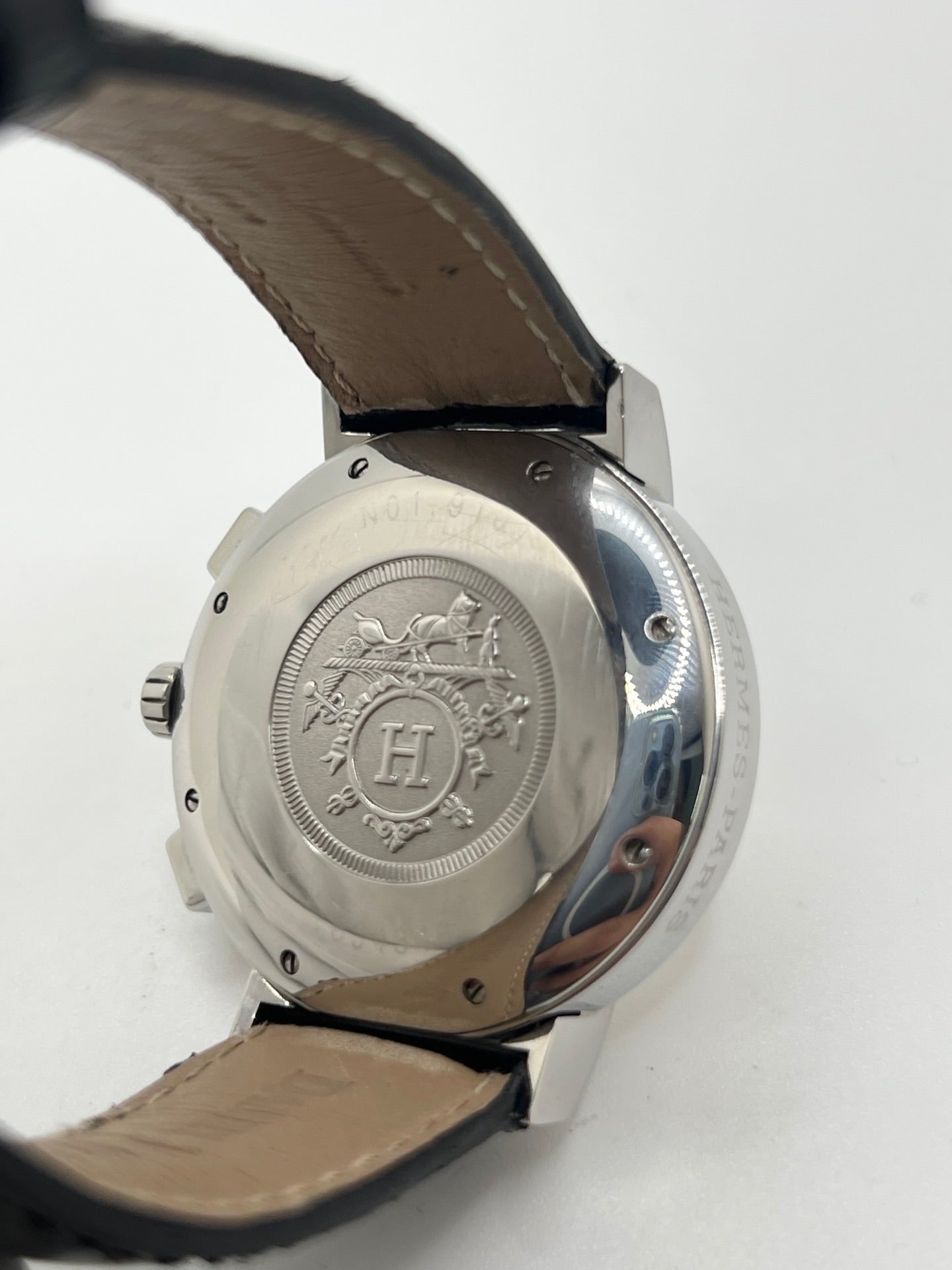 Montre Hermès Nomade Chronograph en acier avec boîtier de 39 mm et cadran blanc à index bâtons. Ce chronographe à mouvement quartz est équipé d’un verre saphir, d’un affichage de la date et d’un bracelet en cuir de crocodile gris avec boucle déployante en acier. Son design élégant et sportif reflète le savoir-faire horloger de la maison Hermès. Modèle unisexe d’occasion en très bon état, alliant confort, précision et raffinement au quotidien.
