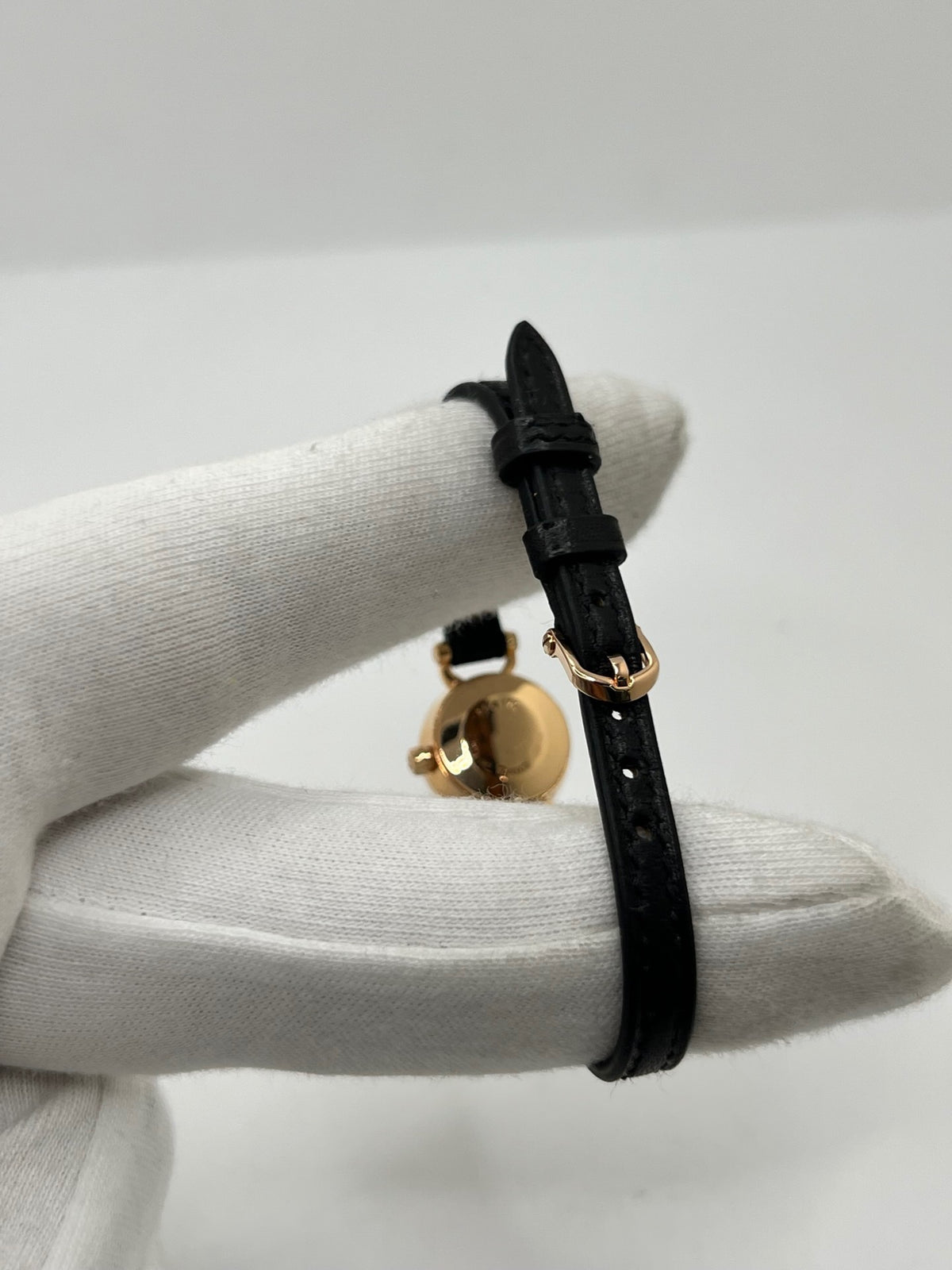 Montre Hermès Faubourg FG4.171 pour femme, dotée d’un élégant boîtier en or rose de 15,5 mm et d’un mouvement quartz. Elle se distingue par son cadran noir sans chiffres, protégé par un verre saphir, et son bracelet en cuir noir avec boucle ardillon en or rose. Cette montre de luxe Hermès associe raffinement, élégance et discrétion. Modèle d’occasion en très bon état, révisé en interne en octobre 2026 et livré avec son coffret d’origine.