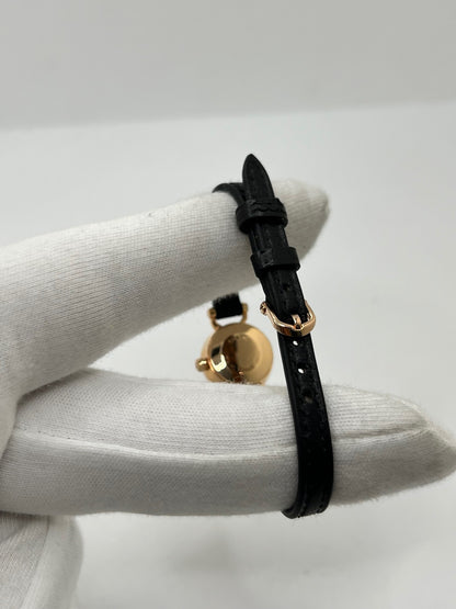 Montre Hermès Faubourg FG4.171 pour femme, dotée d’un élégant boîtier en or rose de 15,5 mm et d’un mouvement quartz. Elle se distingue par son cadran noir sans chiffres, protégé par un verre saphir, et son bracelet en cuir noir avec boucle ardillon en or rose. Cette montre de luxe Hermès associe raffinement, élégance et discrétion. Modèle d’occasion en très bon état, révisé en interne en octobre 2026 et livré avec son coffret d’origine.