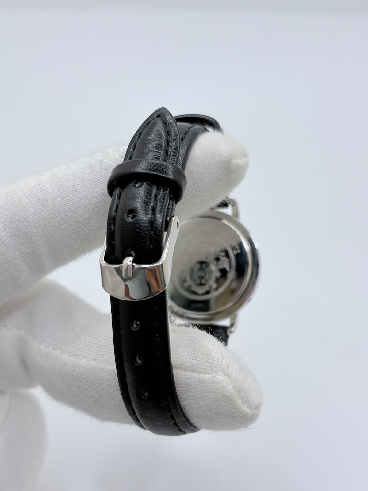 Montre Hermès Clipper pour femme en acier, équipée d’un mouvement à quartz. Son boîtier de 30 mm est associé à une lunette en or jaune, un cadran blanc avec chiffres arabes et un verre saphir. Cette montre Hermès Clipper est montée sur un bracelet en cuir de vache noir avec boucle ardillon en acier. Un modèle élégant et intemporel de la collection Clipper, idéal pour les amateurs de montres de luxe.