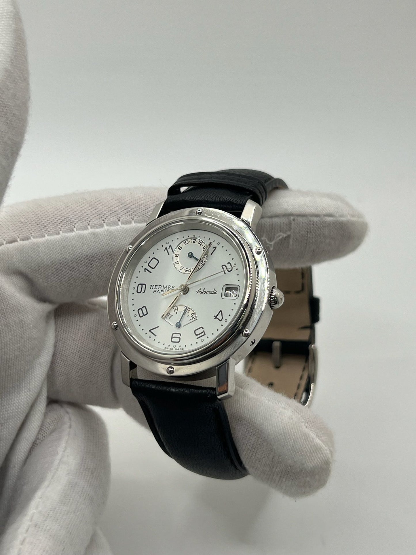Découvrez la montre Hermès Clipper CL5.710, un garde-temps emblématique alliant élégance et robustesse. Ce modèle Hermès CL5.710 séduit par son design intemporel. La Clipper CL5.710 Hermès, référence prisée des amateurs, incarne le savoir-faire horloger de la maison Hermès dans une version sportive et raffinée.