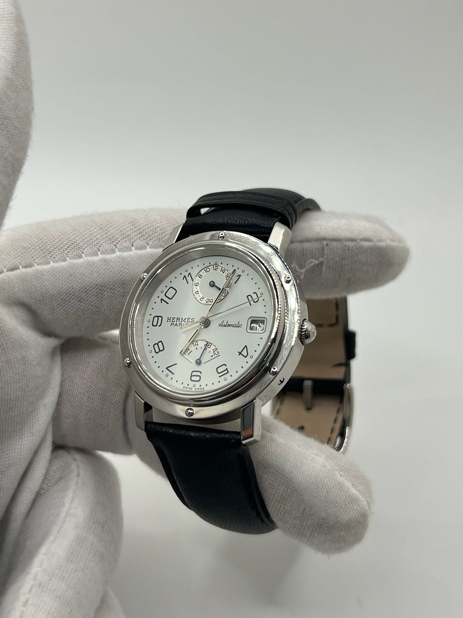 Découvrez la montre Hermès Clipper CL5.710, un garde-temps emblématique alliant élégance et robustesse. Ce modèle Hermès CL5.710 séduit par son design intemporel. La Clipper CL5.710 Hermès, référence prisée des amateurs, incarne le savoir-faire horloger de la maison Hermès dans une version sportive et raffinée.