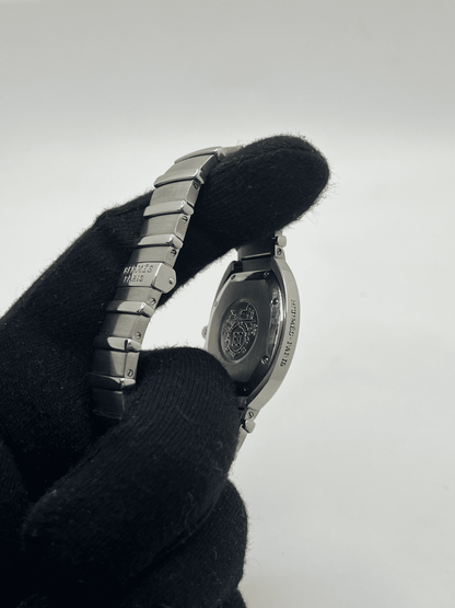 Découvrez la Hermès Espace, une montre d’exception au design raffiné et intemporel. Ce modèle Hermès Espace séduit les amateurs de montres de luxe grâce à son style élégant et sa qualité irréprochable. Qu’elle soit vintage, automatique, ou de collection, la Hermès Espace reste une pièce rare et prestigieuse pour sublimer votre poignet.