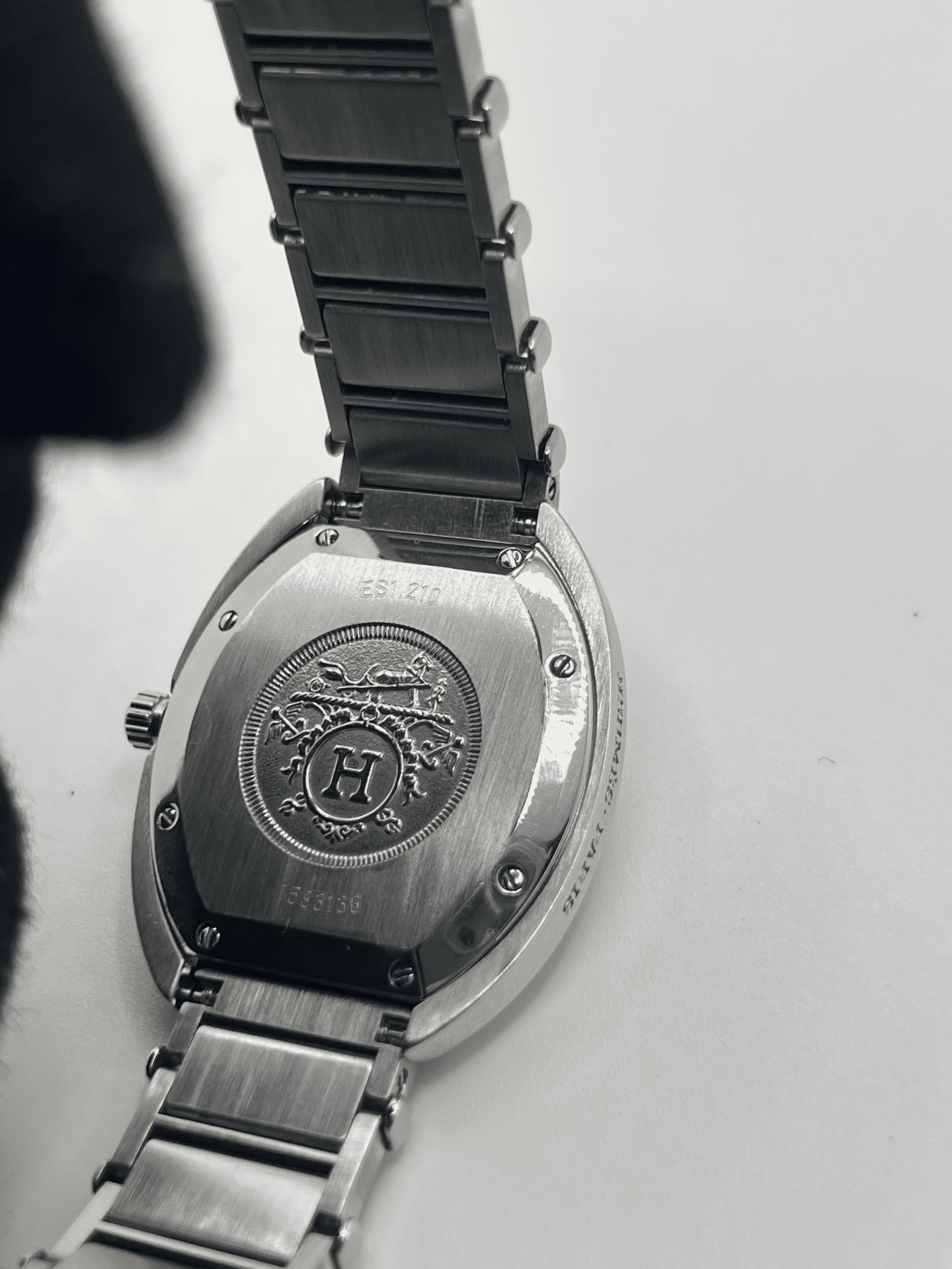 Découvrez la Hermès Espace, une montre d’exception au design raffiné et intemporel. Ce modèle Hermès Espace séduit les amateurs de montres de luxe grâce à son style élégant et sa qualité irréprochable. Qu’elle soit vintage, automatique, ou de collection, la Hermès Espace reste une pièce rare et prestigieuse pour sublimer votre poignet.