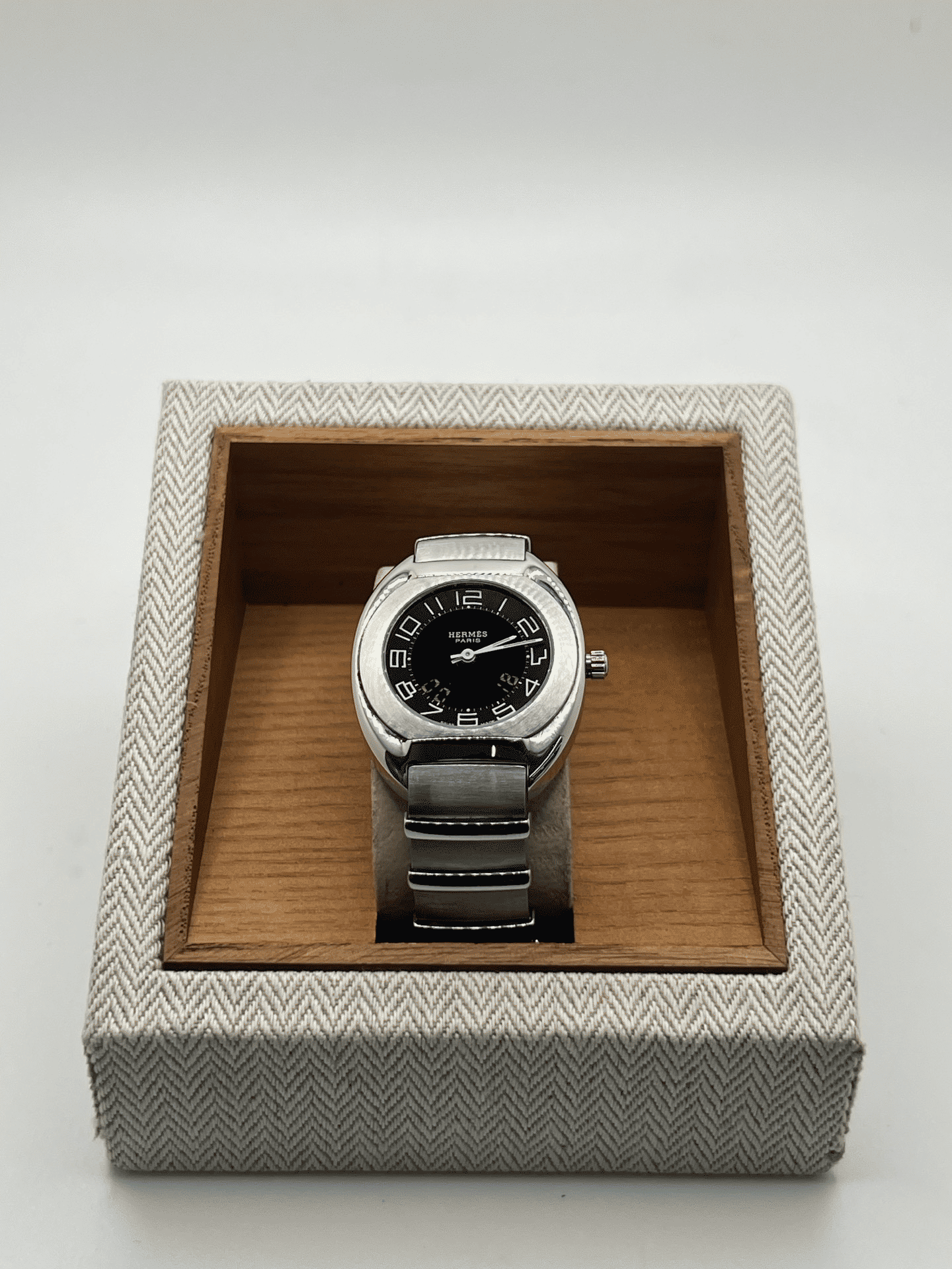 Découvrez la Hermès Espace, une montre d’exception au design raffiné et intemporel. Ce modèle Hermès Espace séduit les amateurs de montres de luxe grâce à son style élégant et sa qualité irréprochable. Qu’elle soit vintage, automatique, ou de collection, la Hermès Espace reste une pièce rare et prestigieuse pour sublimer votre poignet.