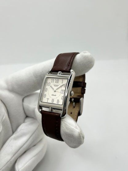 Montre Hermès Cape Cod Automatic CC1.710 à remontage automatique, reconnaissable à son boîtier carré aux lignes élégantes. Ce modèle emblématique de la maison Hermès associe un design intemporel à un style raffiné. La référence CC1.710 séduit par son esthétique sobre et sophistiquée, idéale pour un porté quotidien comme pour une tenue élégante. Une montre Hermès de caractère, parfaite pour les amateurs d’horlogerie et de pièces iconiques.