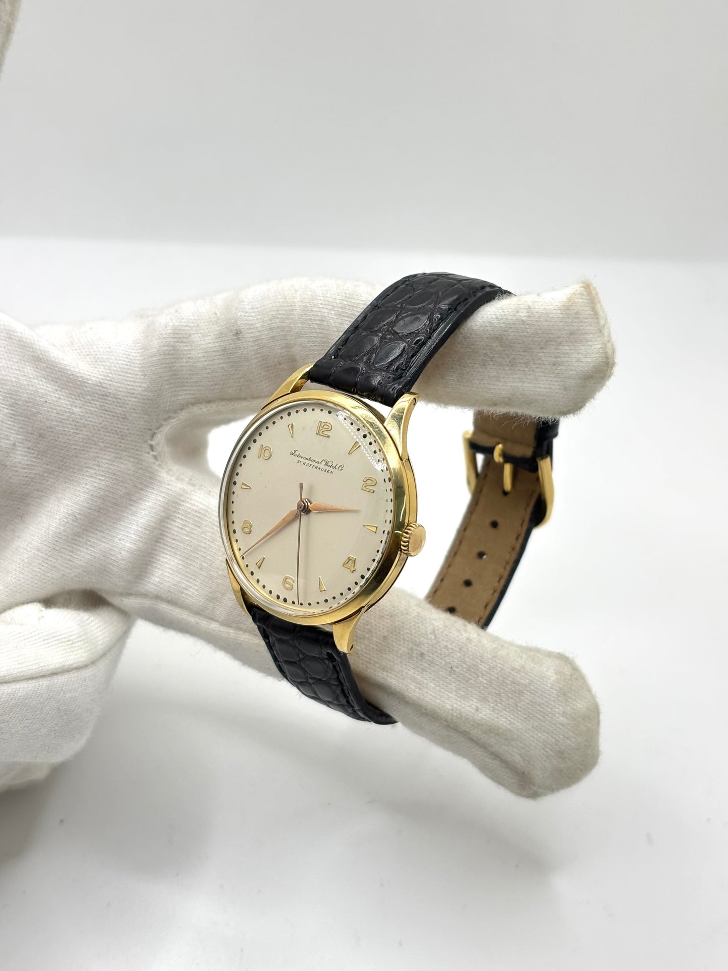 IWC Vintage Calibre 89 en or jaune 18K de 35 mm, équipée d'un mouvement mécanique à remontage manuel réputé pour sa précision et sa fiabilité. Cette montre de collection présente un élégant cadran champagne à chiffres arabes, un verre plexiglas et un bracelet en cuir noir. Révisée en interne, garantie 1 an, elle séduira les amateurs d'horlogerie suisse, de montres vintage et de pièces d'exception.