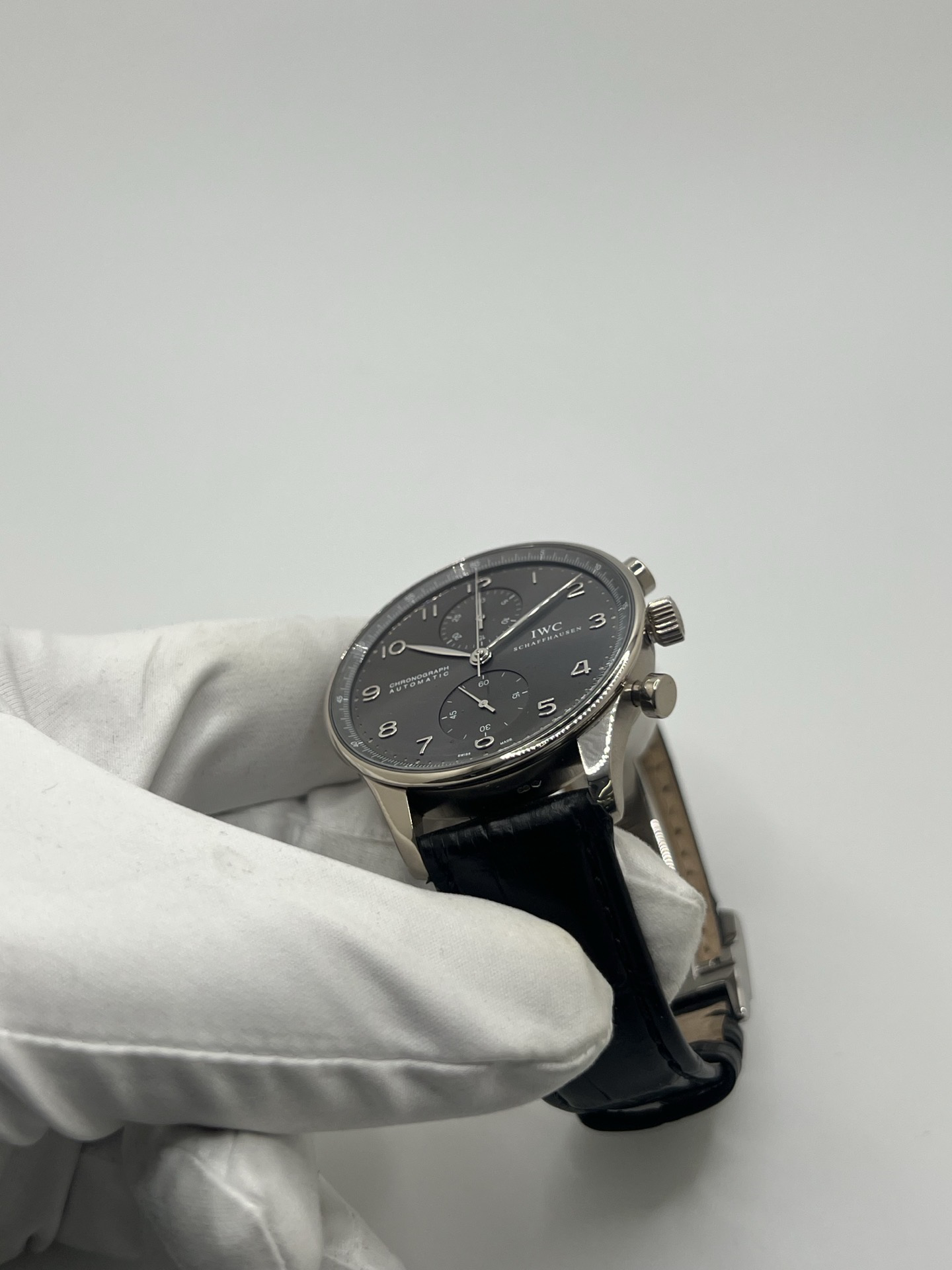 Chronographe IWC Portuguese en or blanc 18 carats, symbole d’élégance et de précision horlogère. Cette montre de luxe présente un boîtier en or blanc 18K, un cadran épuré avec compteurs de chronographe et des aiguilles fines offrant une lisibilité remarquable. Modèle emblématique de la collection IWC Portuguese, apprécié pour son design classique, son mouvement suisse de haute horlogerie et son style intemporel.