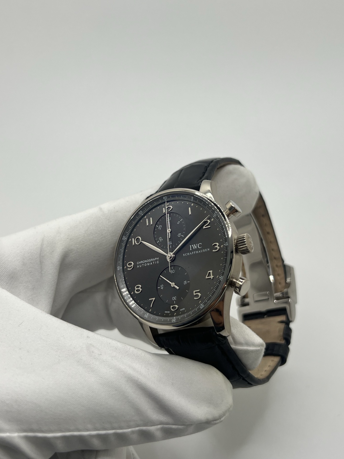 Chronographe IWC Portuguese en or blanc 18 carats, symbole d’élégance et de précision horlogère. Cette montre de luxe présente un boîtier en or blanc 18K, un cadran épuré avec compteurs de chronographe et des aiguilles fines offrant une lisibilité remarquable. Modèle emblématique de la collection IWC Portuguese, apprécié pour son design classique, son mouvement suisse de haute horlogerie et son style intemporel.