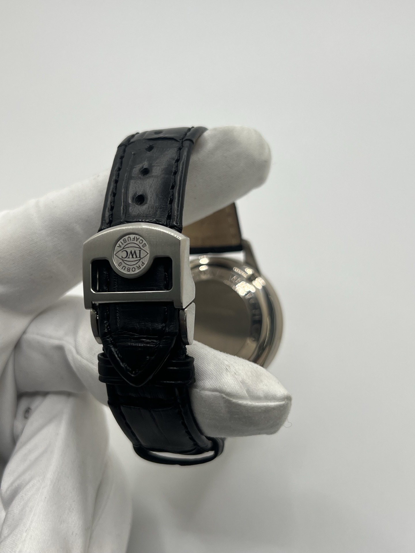 Chronographe IWC Portuguese en or blanc 18 carats, symbole d’élégance et de précision horlogère. Cette montre de luxe présente un boîtier en or blanc 18K, un cadran épuré avec compteurs de chronographe et des aiguilles fines offrant une lisibilité remarquable. Modèle emblématique de la collection IWC Portuguese, apprécié pour son design classique, son mouvement suisse de haute horlogerie et son style intemporel.